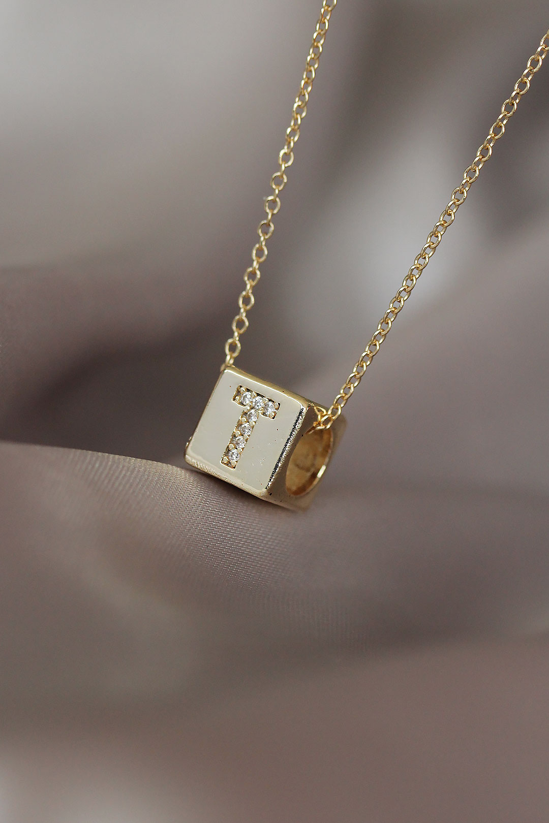 Gold Renkli Küp Model Zirkon Taşlı T Harfli Kolye