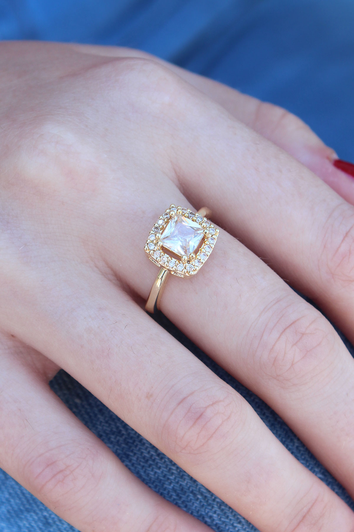 Gold Renk Zirkon Taşlı Kadın Yüzük Gold Renk Zirkon Taşlı Kadın Yüzük