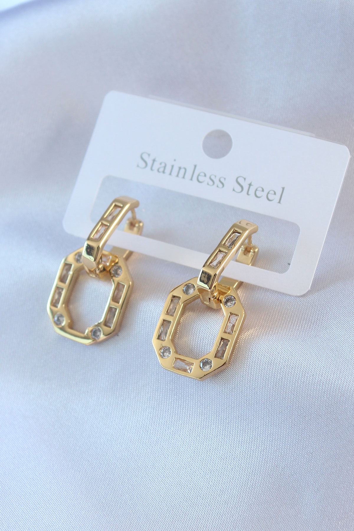 316L Çelik Gold Renk Zirkon Taşlı Kadın Küpe 316L Çelik Gold Renk Zirkon Taşlı Kadın Küpe