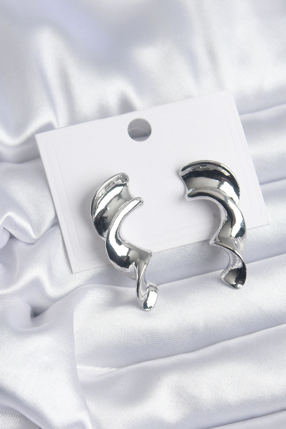 Pirinç Gümüş Renk Sarmal Model Kadın Küpe Pirinç Gümüş Renk Sarmal Model Kadın Küpe