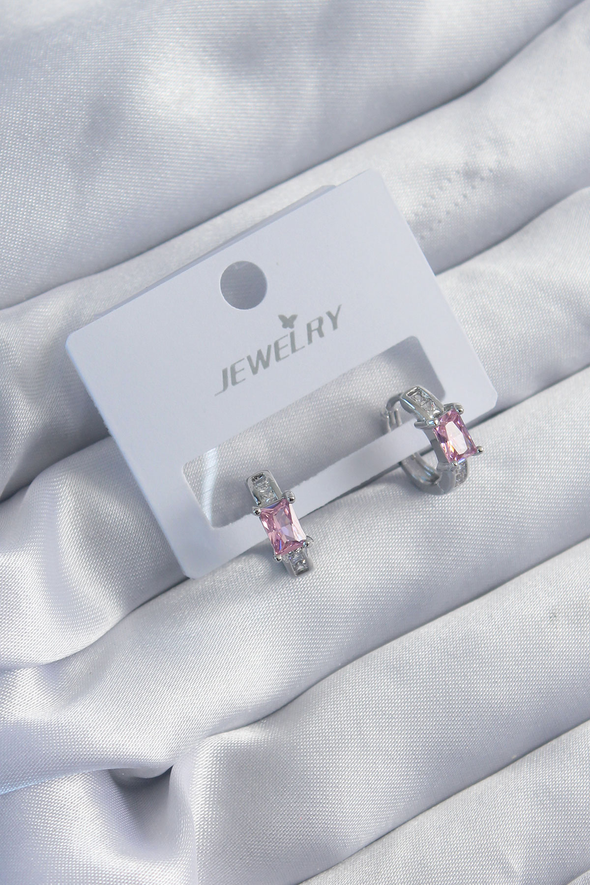 Pirinç Gümüş Renk Zirkon Taşlı Kadın Küpe Pirinç Gümüş Renk Zirkon Taşlı Kadın Küpe