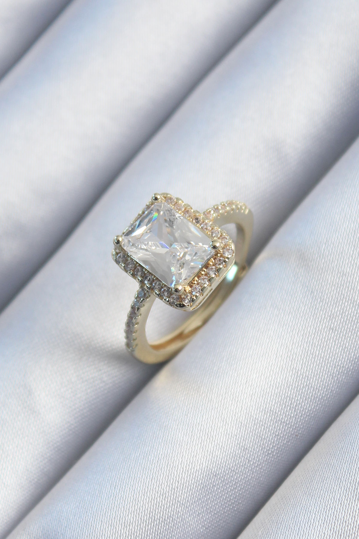 Pirinç Gold Renk Zirkon Taşlı Kadın Yüzük