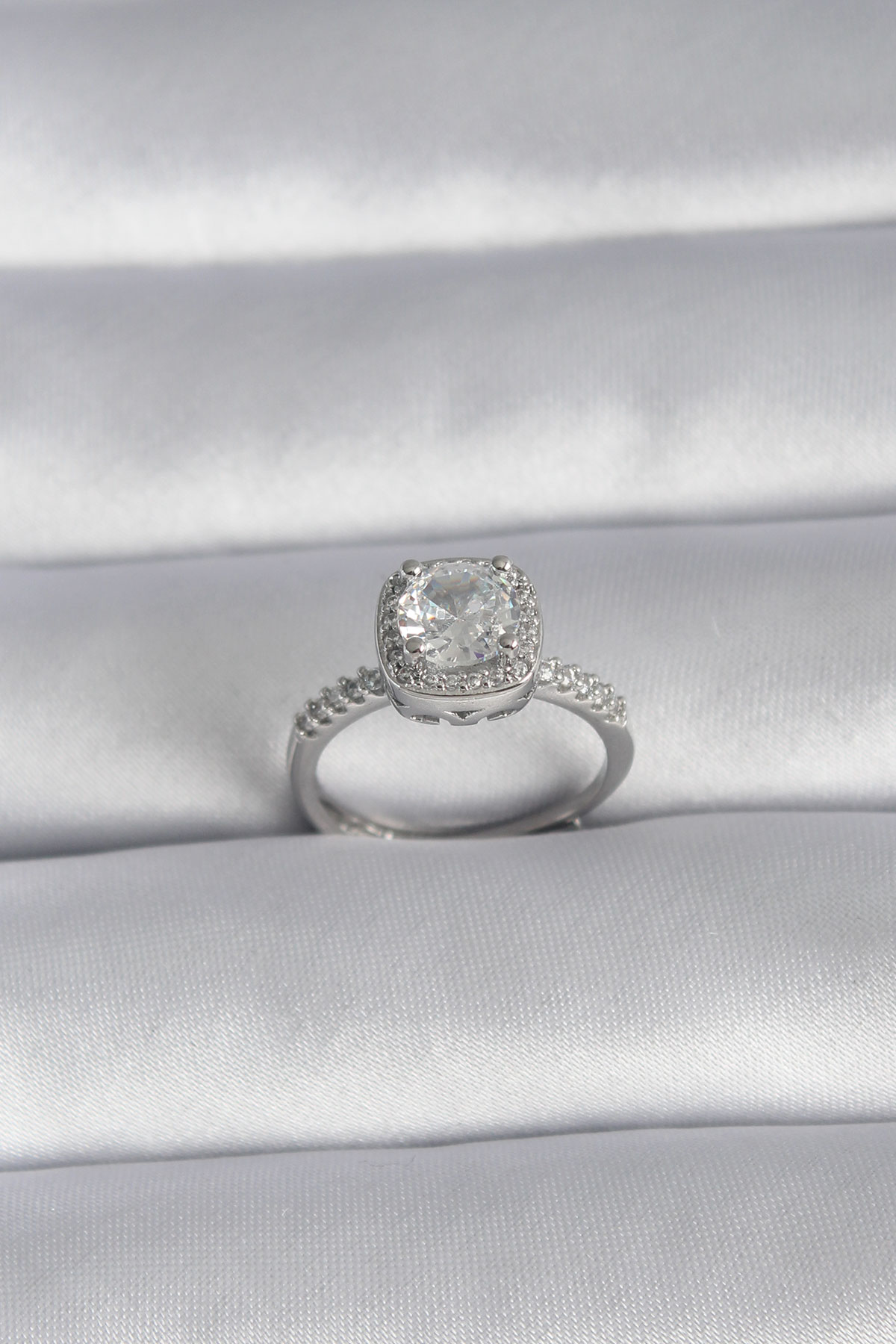 Pirinç Gümüş Renk Zirkon Taşlı Tek Taş Model Kadın Yüzük Pirinç Gümüş Renk Zirkon Taşlı Tek Taş Model Kadın Yüzük