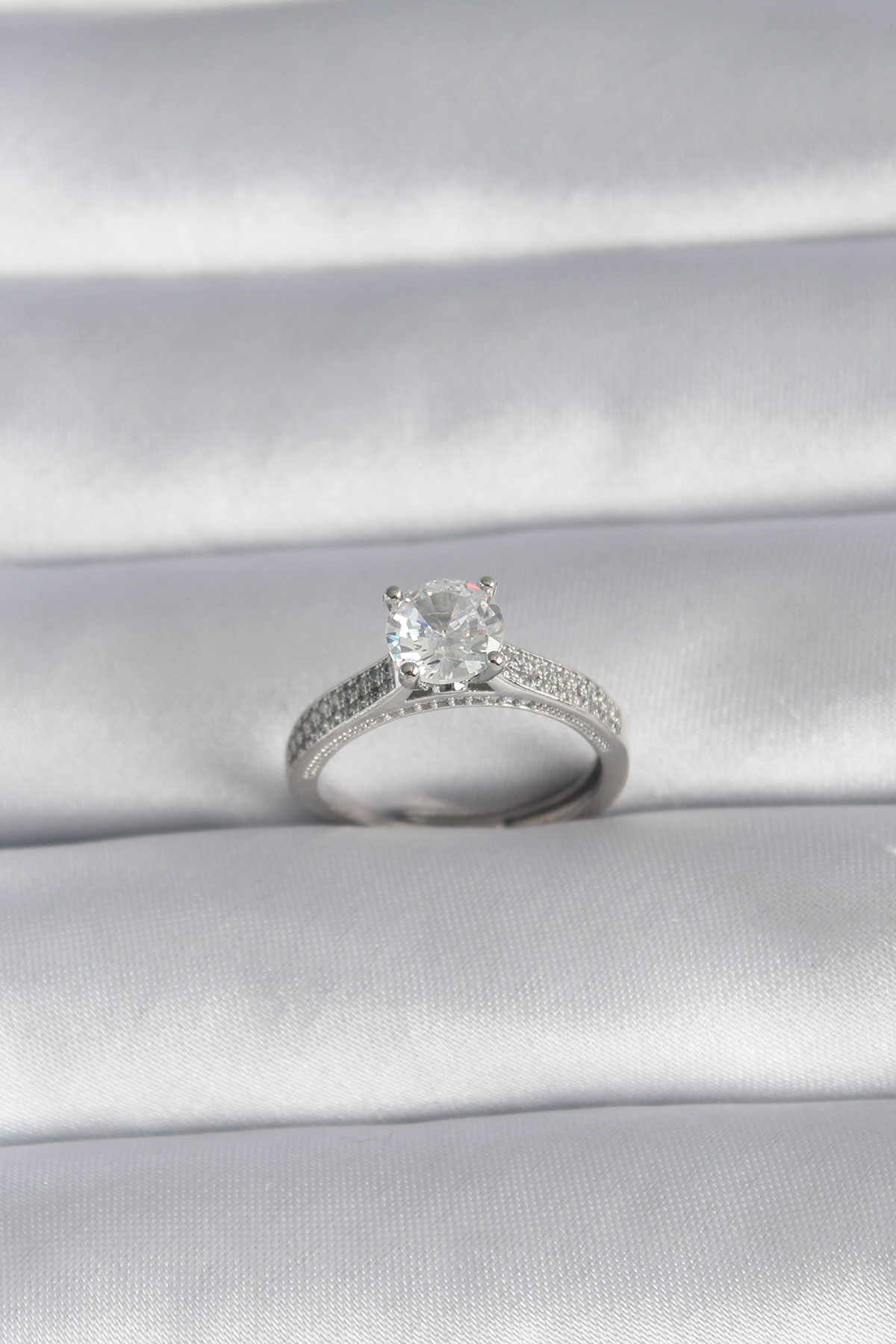 Pirinç Gümüş Renk Zirkon Taşlı Tek Taş Model Kadın Yüzük Pirinç Gümüş Renk Zirkon Taşlı Tek Taş Model Kadın Yüzük