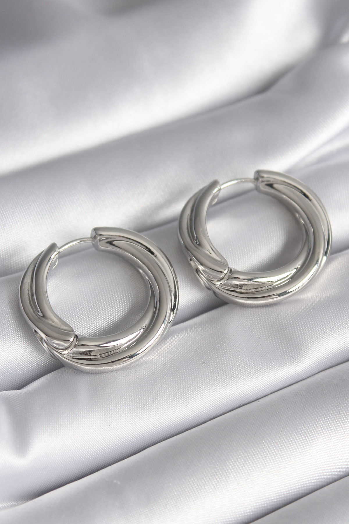 Pirinç Gümüş Renk Sarmal Halka Model Kadın Küpe Pirinç Gümüş Renk Sarmal Halka Model Kadın Küpe