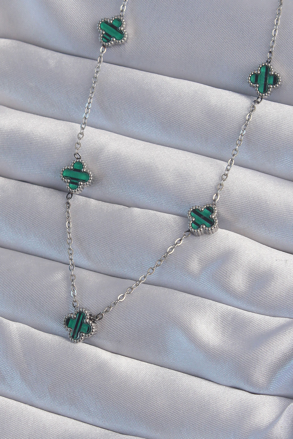 Çelik  Renk Minimal Yeşil Mineli Yonca Kolye