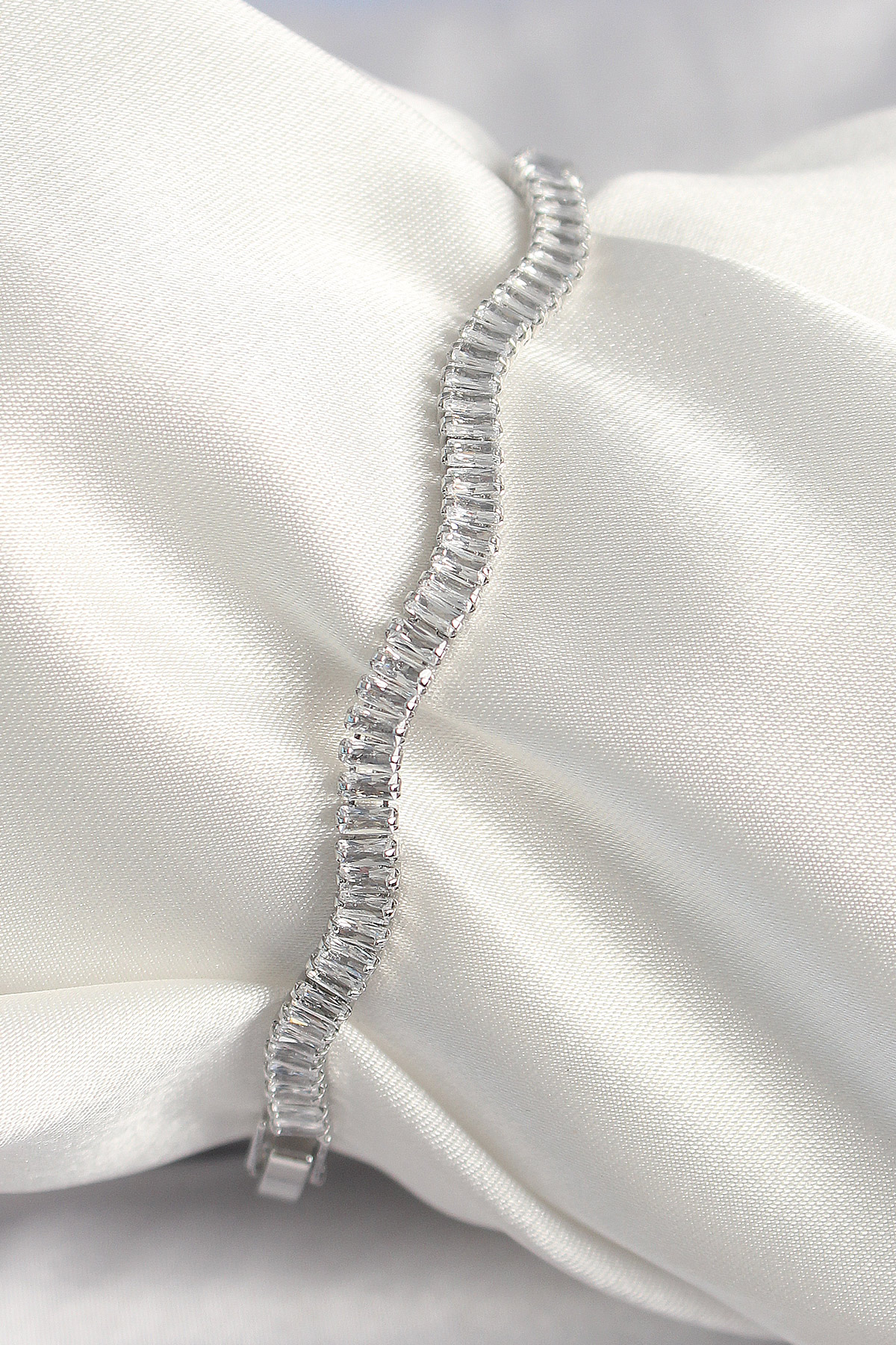 Pirinç Gümüş Renk Su Yolu Zirkon Taşlı Model Kadın Bileklik