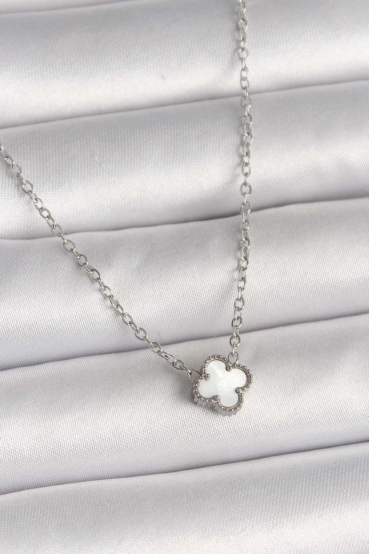 Çelik  Renk Beyaz Yonca Model Kadın Kolye