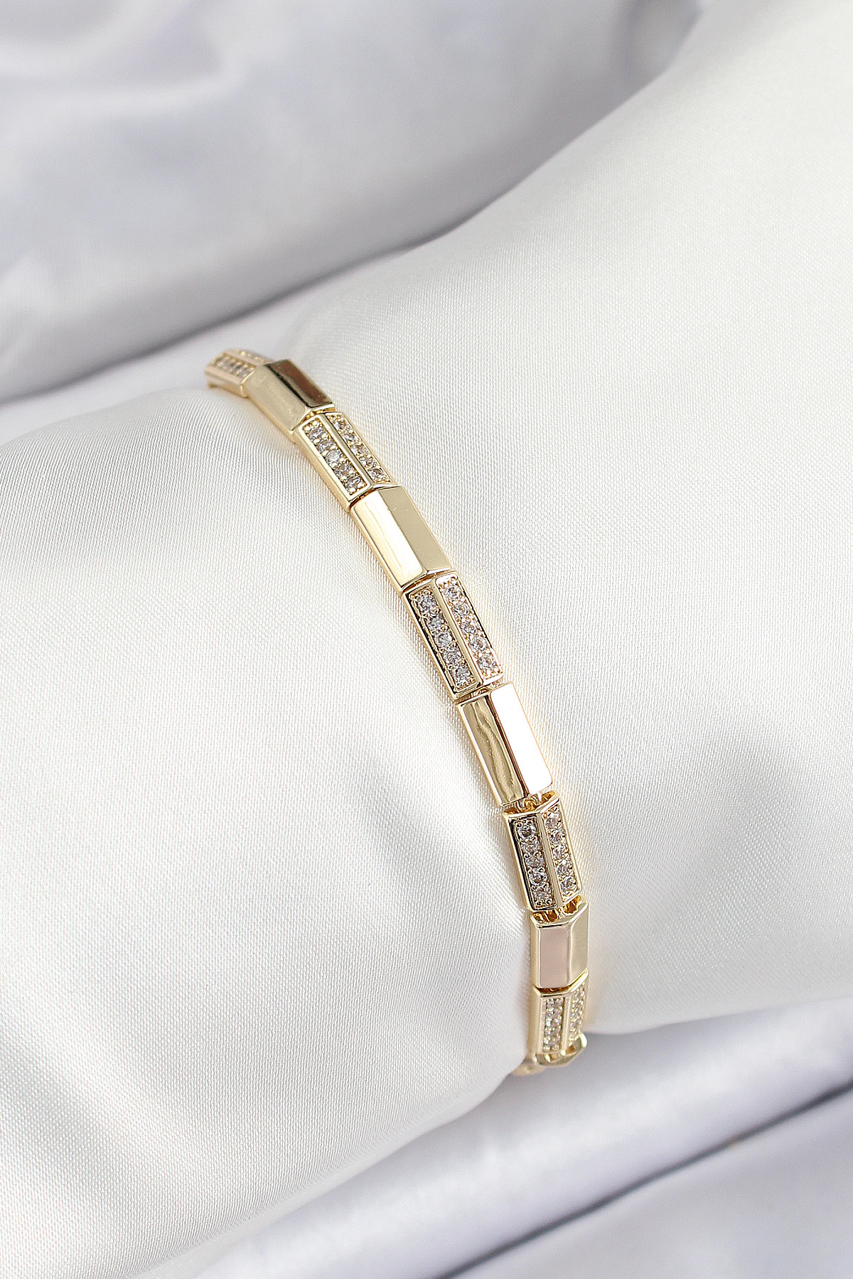 Pirinç Dikdörtgen Model Zirkon Taşlı Gold Renk VİP Seri Kadın Bileklik