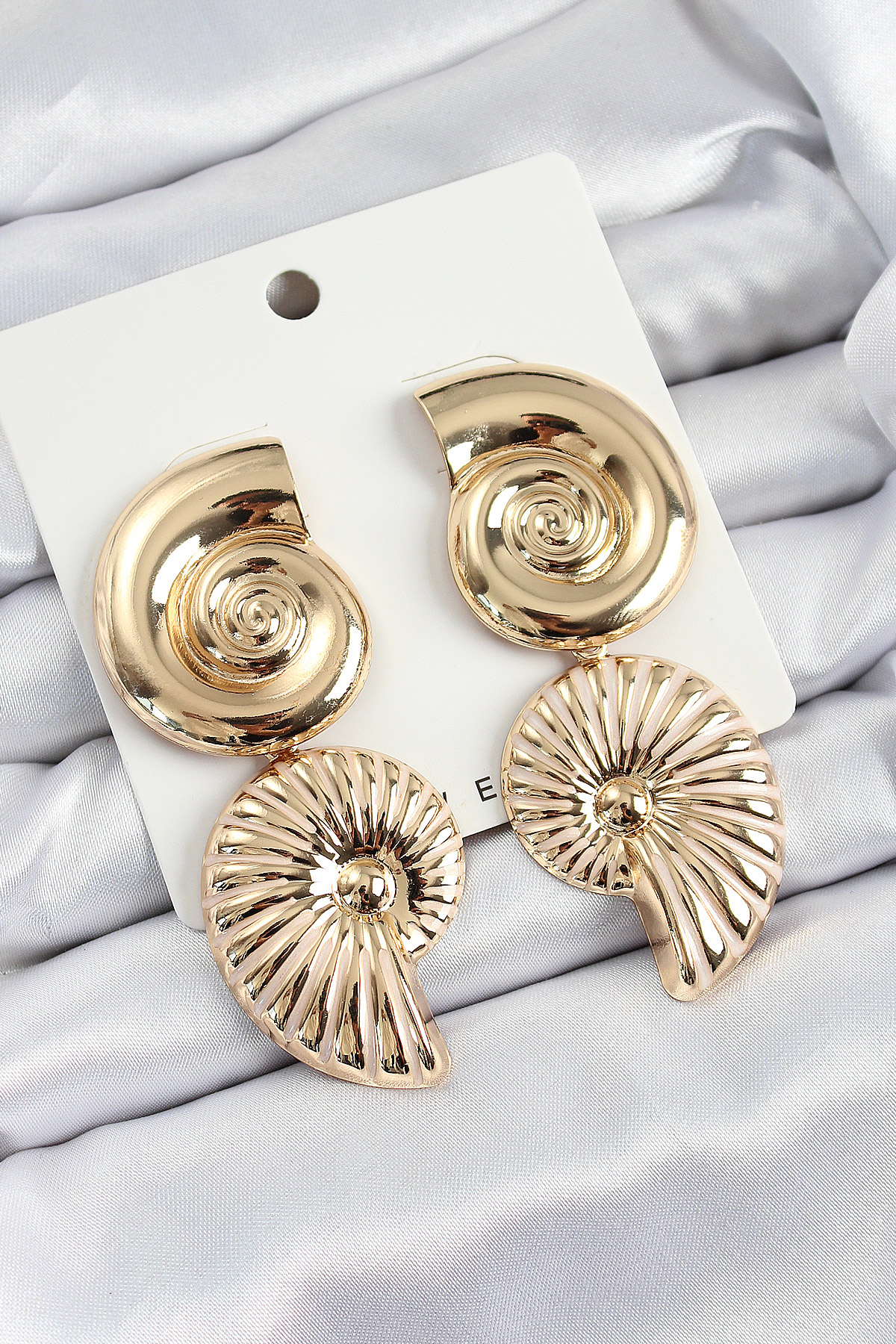 Pirinç Sarmal Sallantılı Deniz Kabuğu Vintage Model Gold Renk Küpe