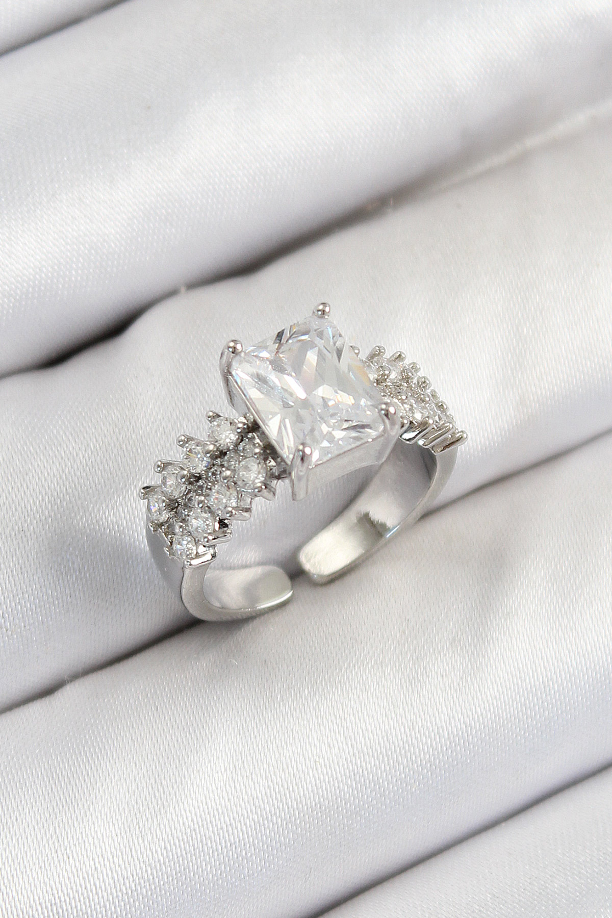 Pirinç  Büyük Zirkon Taşlı Model Gümüş Renk Kadın Yüzük