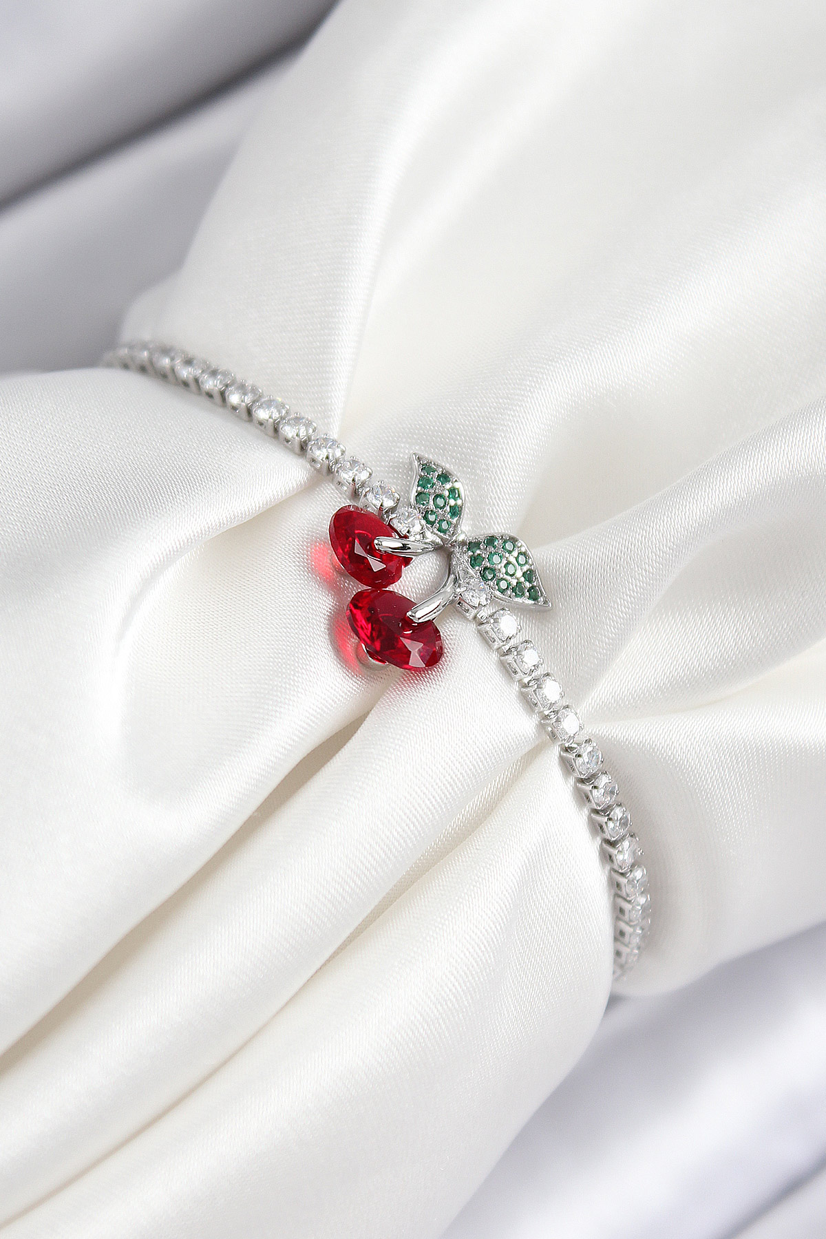 Pirinç Zirkon Taşlı Kiraz Model Gümüş Renk Asansörlü Kadın Bileklik