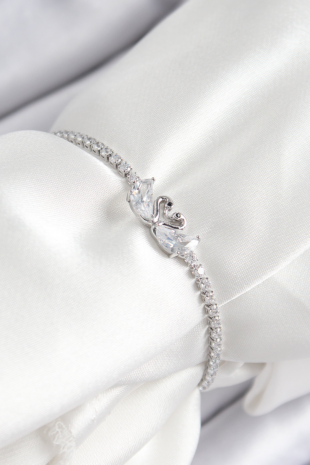 Pirinç Zirkon Taşlı Kuğu Model Gümüş Renk Asansörlü Kadın Bileklik