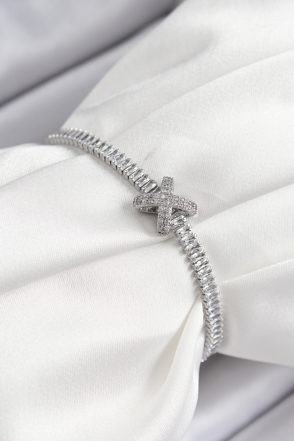 Pirinç Zirkon Taşlı X Detaylı Su Yolu Model Gümüş Renk Asansörlü Kadın Bileklik