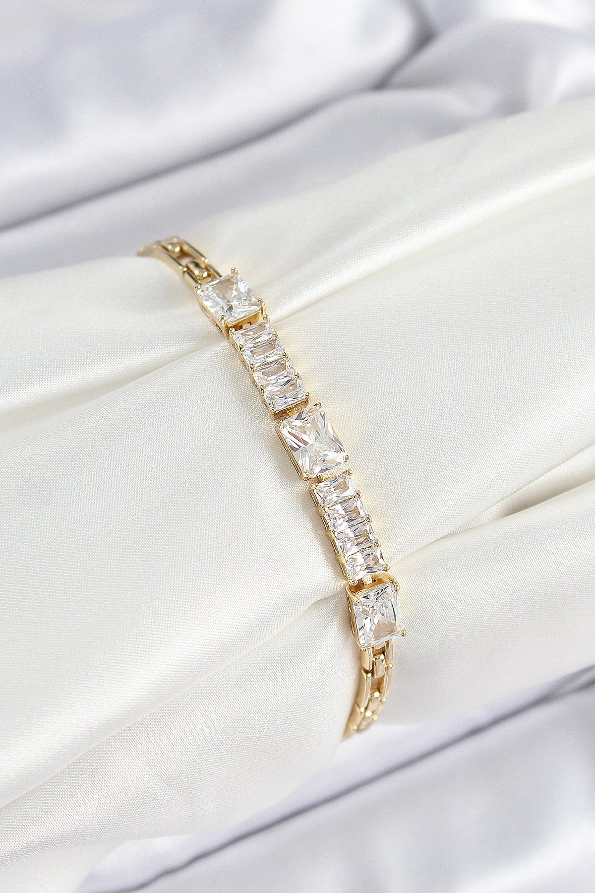 Xuping Pirinç Parçalı Su Yolu Model Gold Renk Kadın Bileklik