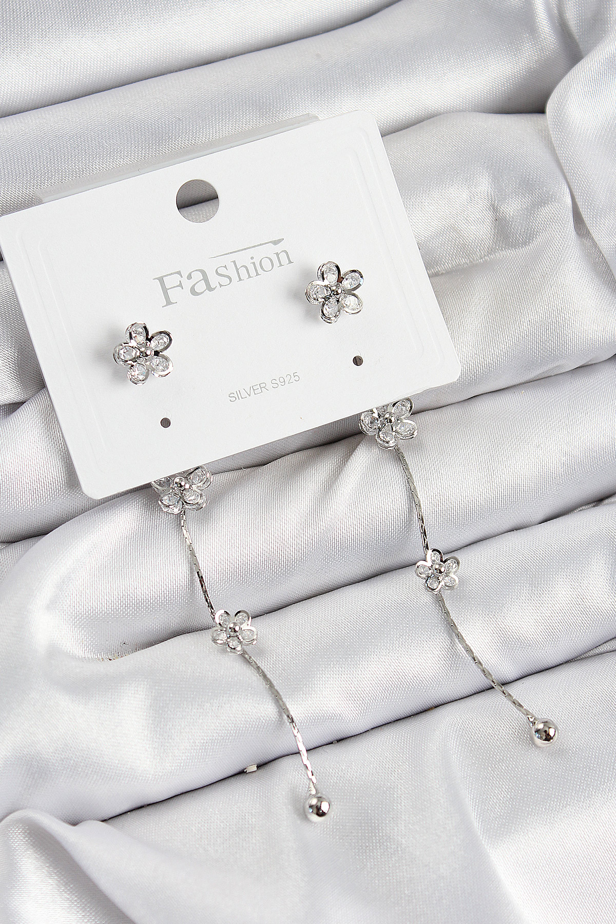 Pirinç Zirkon Taşlı Sallantılı Çiçek Model Gümüş Renk 925 Ayar Gümüş Çivi Kadın Küpe