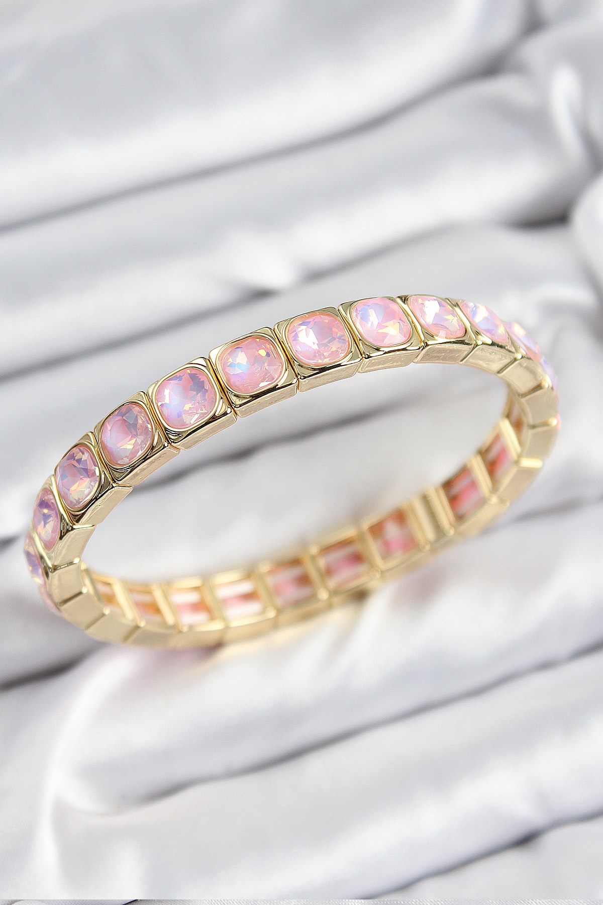 Pirinç Pembe Zirkon Taşlı Kare Model Gold Renk Lastikli Kadın Bileklik