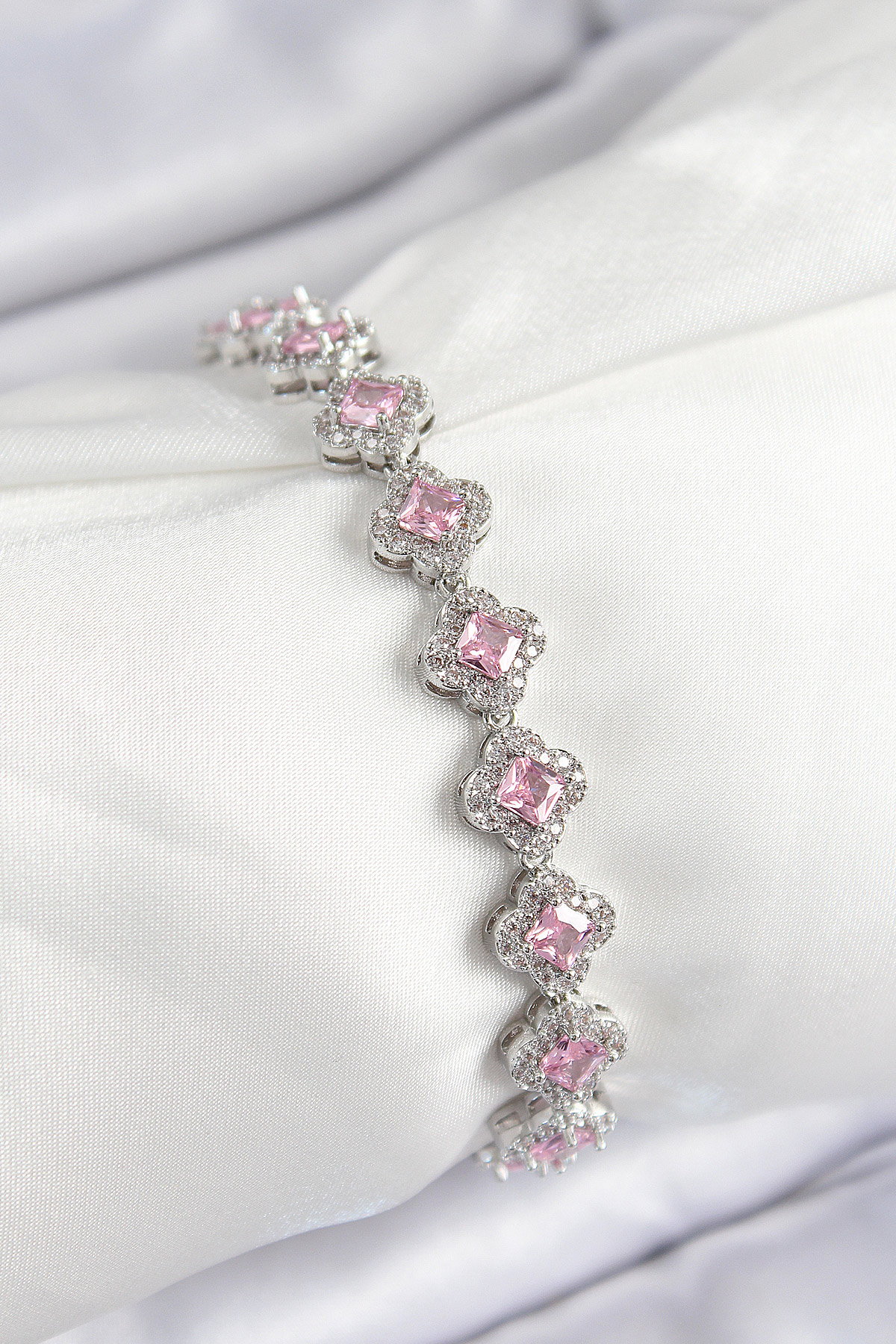 Pirinç Zirkon Taşlı Pembe Yonca Baget Model Gümüş Renk VIP Seri Kadın Bileklik