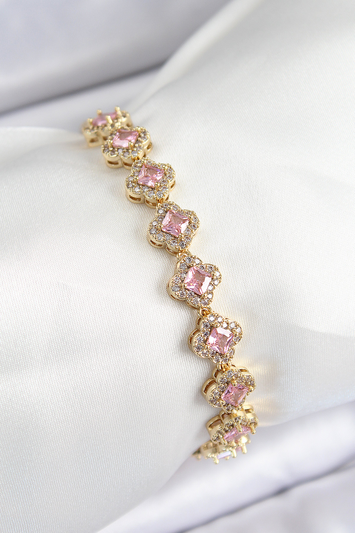 Pirinç Zirkon Taşlı Pembe Yonca Baget Model Gold Renk VIP Seri Kadın Bileklik