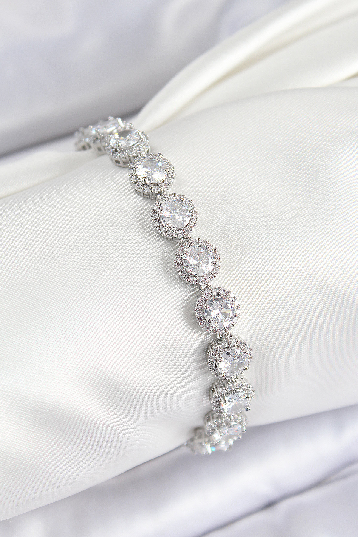 Pirinç Zirkon Taşlı Daire Baget Model Gümüş Renk VIP Seri Kadın Bileklik