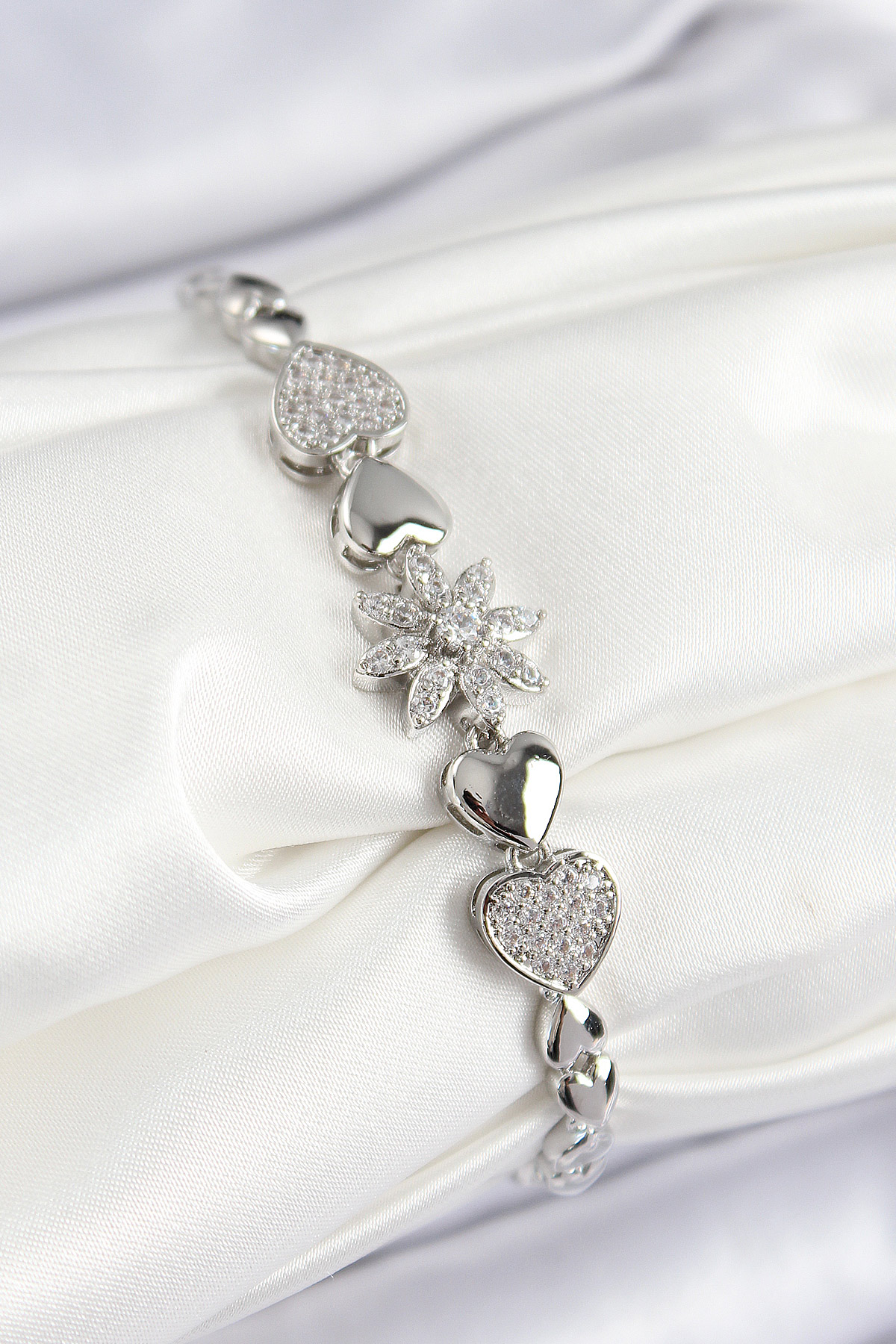 Pirinç Zirkon Taşlı Kalp Detaylı Çiçek Model Gümüş Renk Kadın Bileklik
