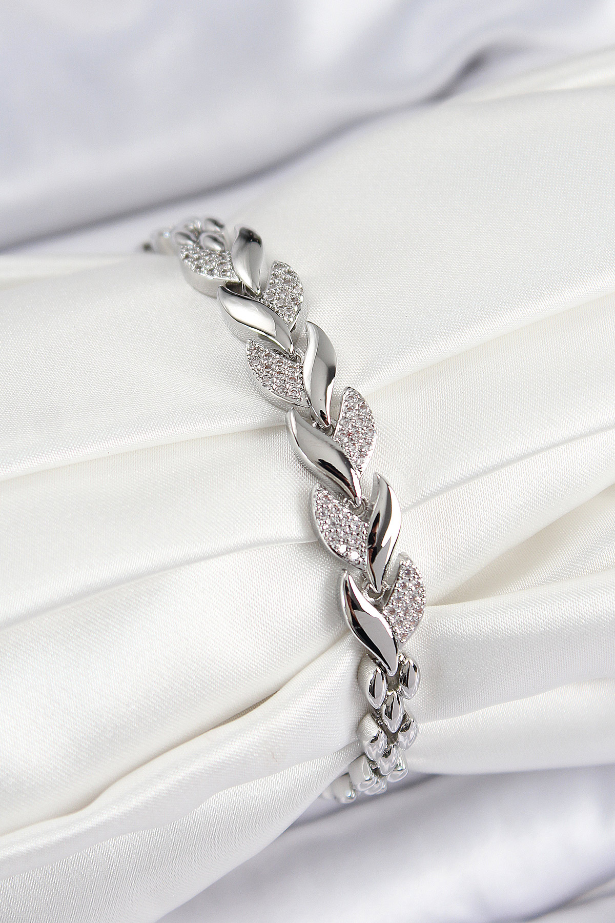 Pirinç Zirkon Taşlı Balık Kuyruğu Model Gümüş Renk Kadın Bileklik