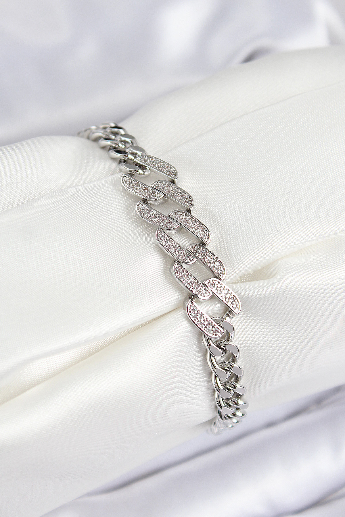 Pirinç Zirkon Taşlı Ezme Küba Zincir Model Gümüş Renk Kadın Bileklik