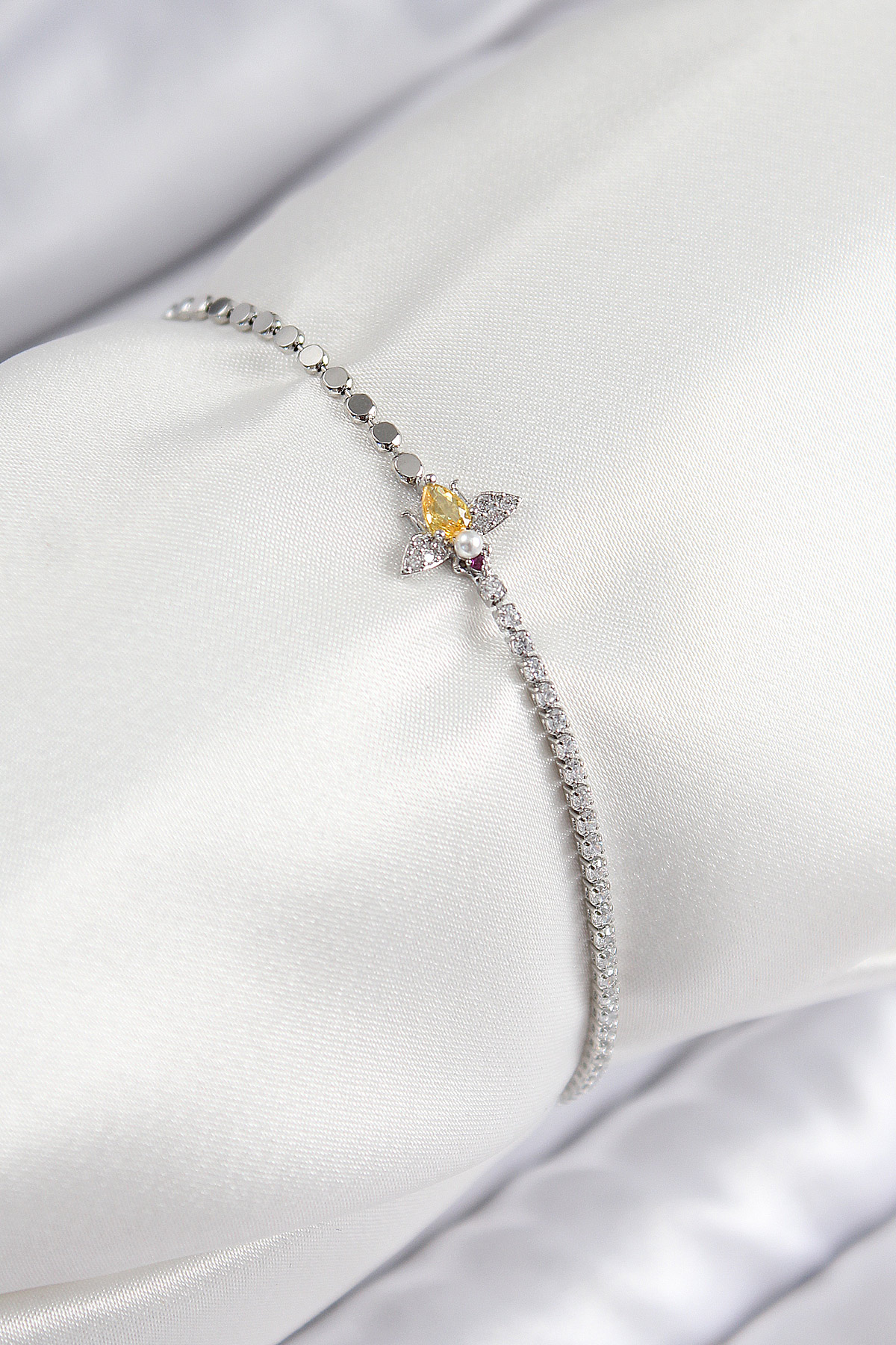 Pirinç Zirkon Taşlı Arı Model Ezme Zincir Gümüş Renk Kadın Bileklik