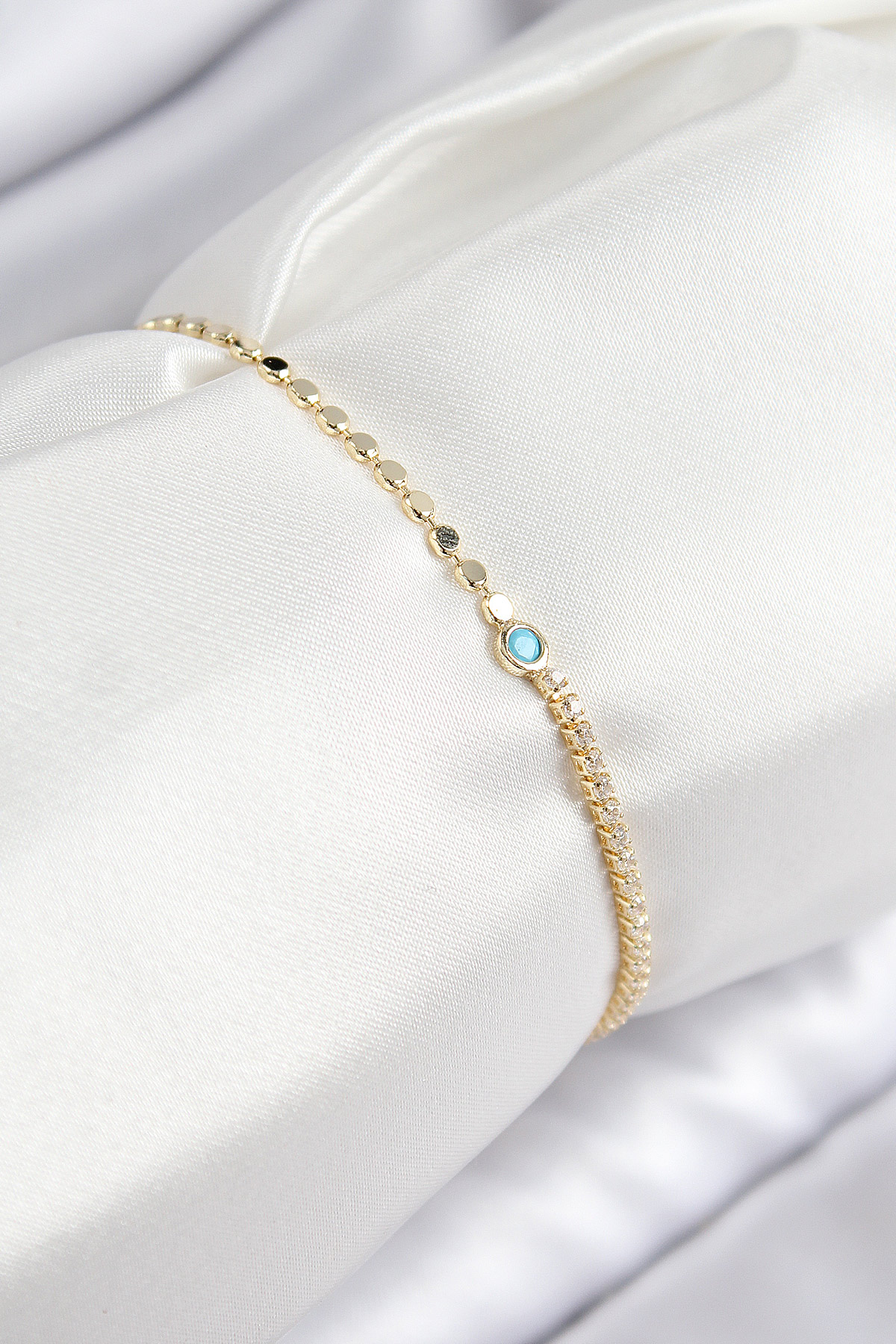 Pirinç Zirkon Taşlı Boncuk Model Ezme Zincir Gold Renk Kadın Bileklik