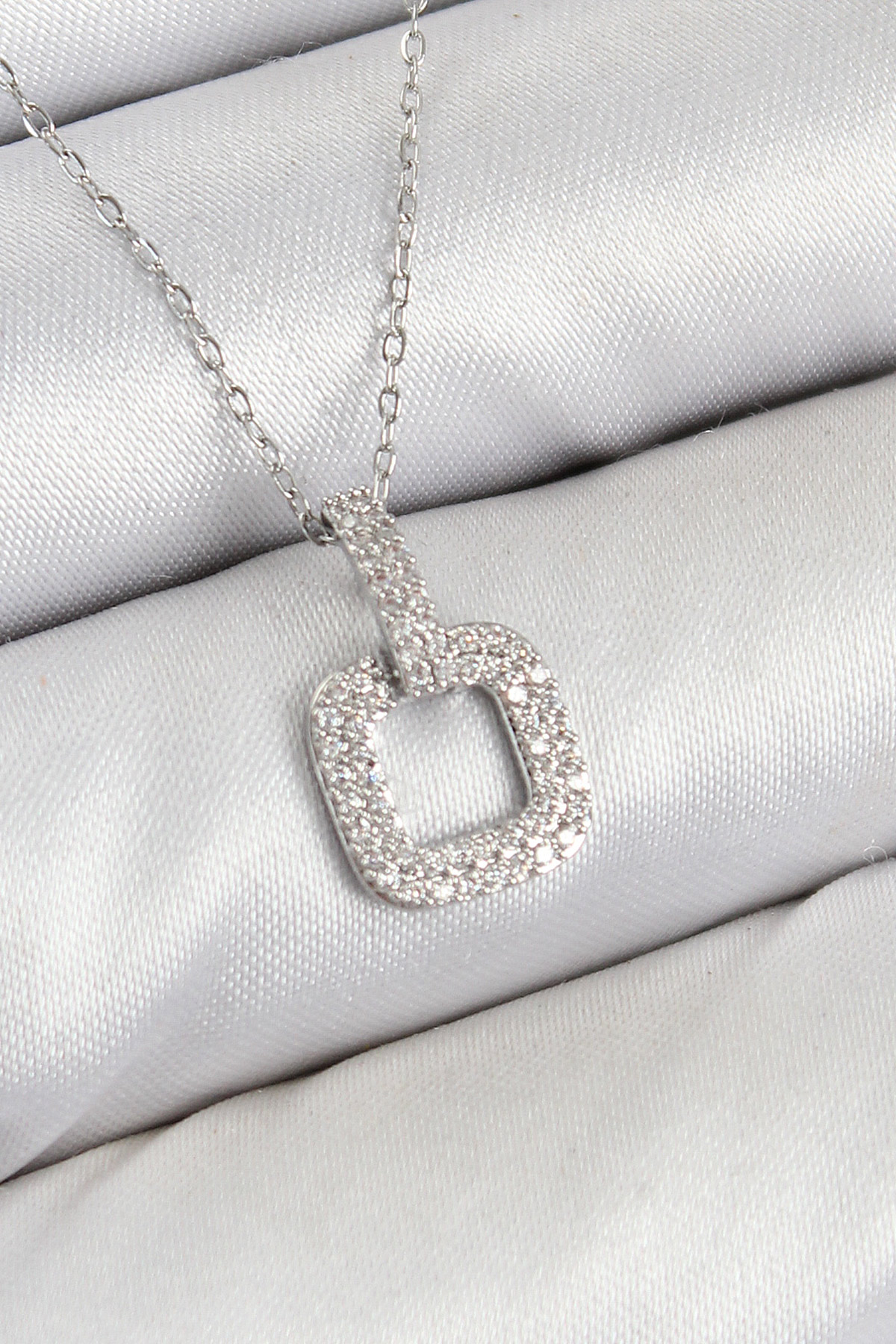 Pirinç Zirkon Taşlı Kare Model Gümüş Renk Kadın Kolye