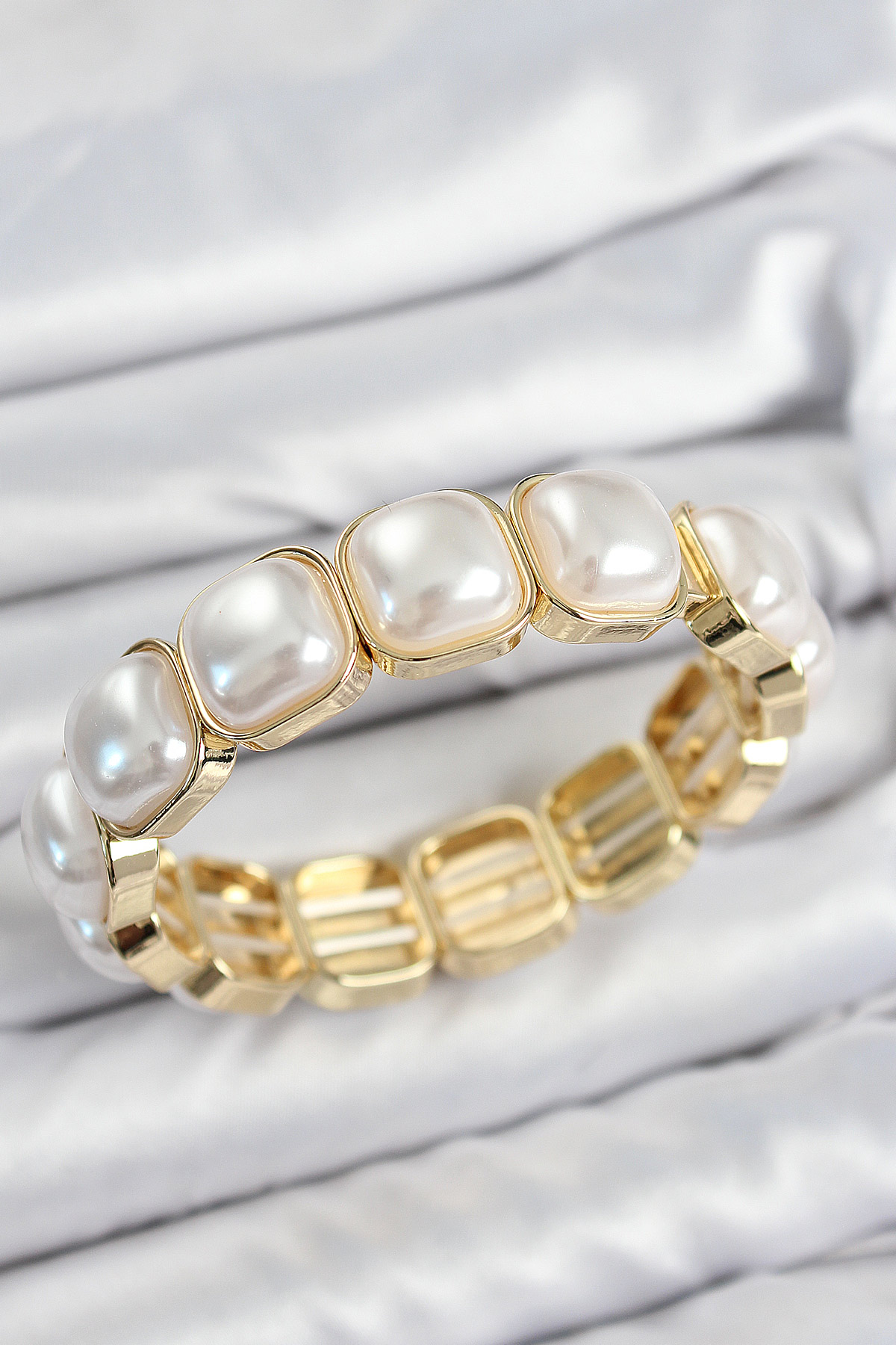 Pirinç Kare İnci Model Gold Renk Lastikli Kadın Bileklik