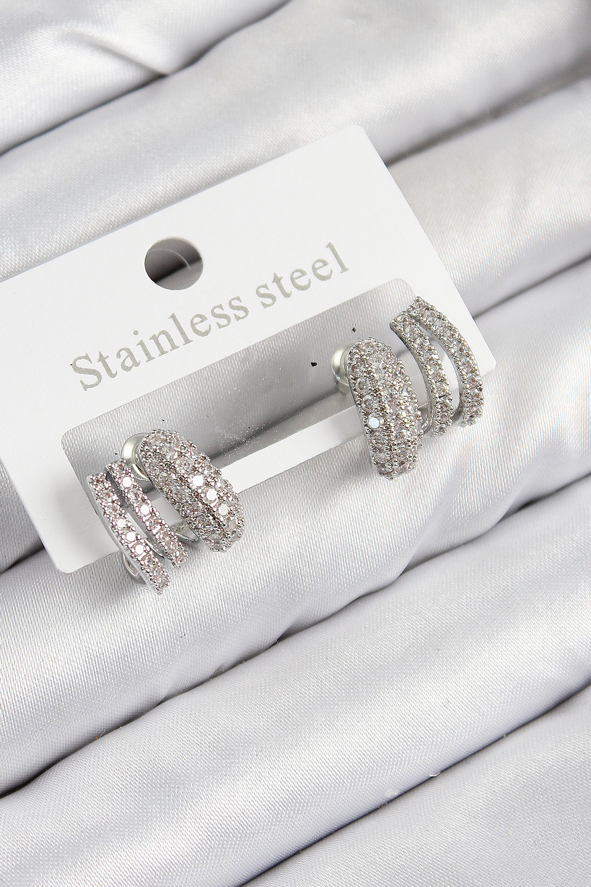 Pirinç Zirkon Taşlı Kıvrımlı Model Gümüş Renk Kadın Küpe