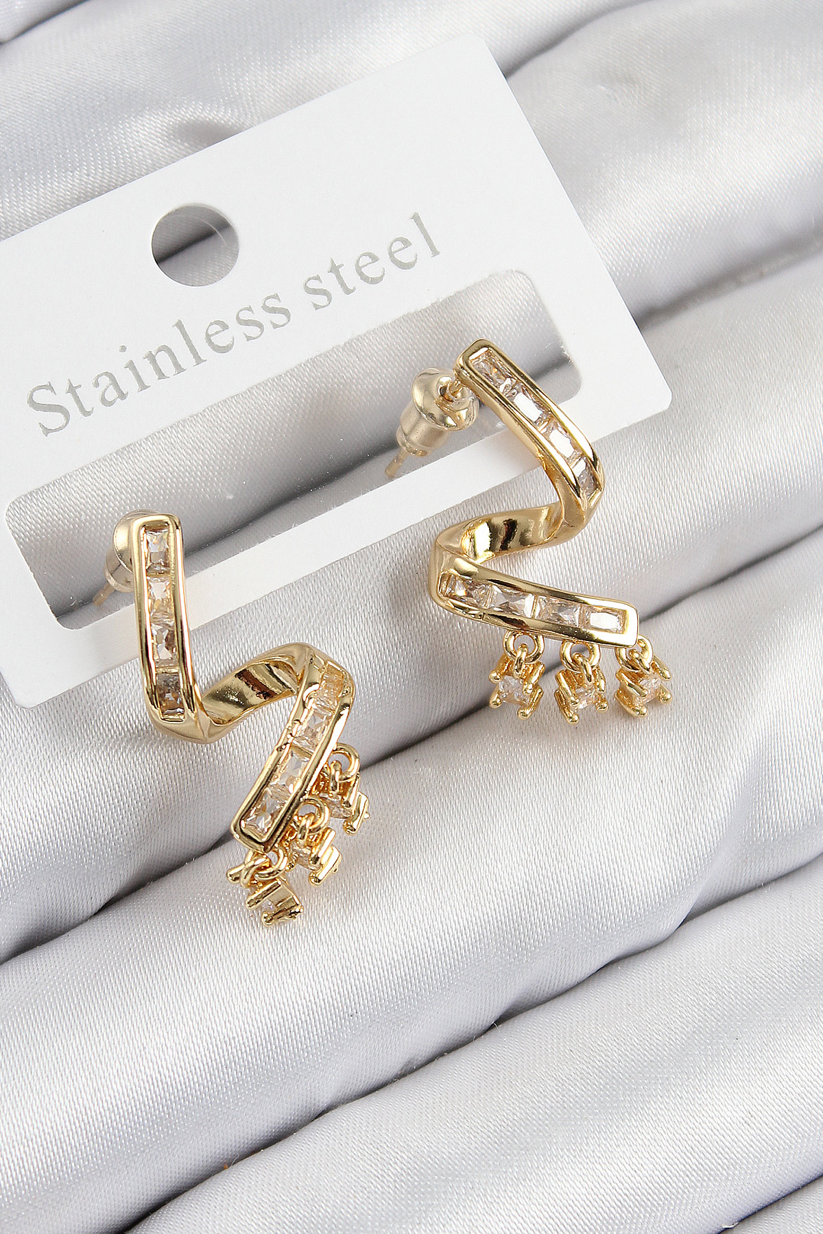 Pirinç Zirkon Taşlı Kıvrımlı Model Gold Renk Kadın Küpe