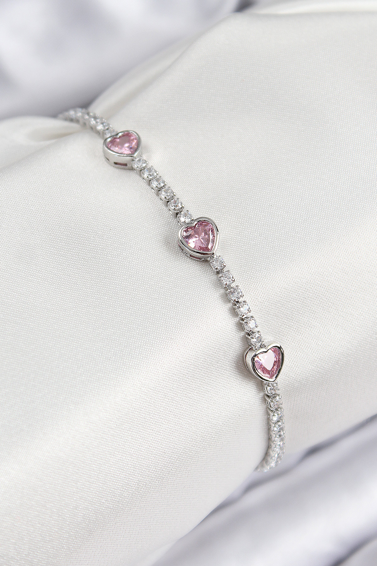 Pirinç Zirkon Taşlı Pembe Kalp Model Gümüş Renk Kadın Bileklik