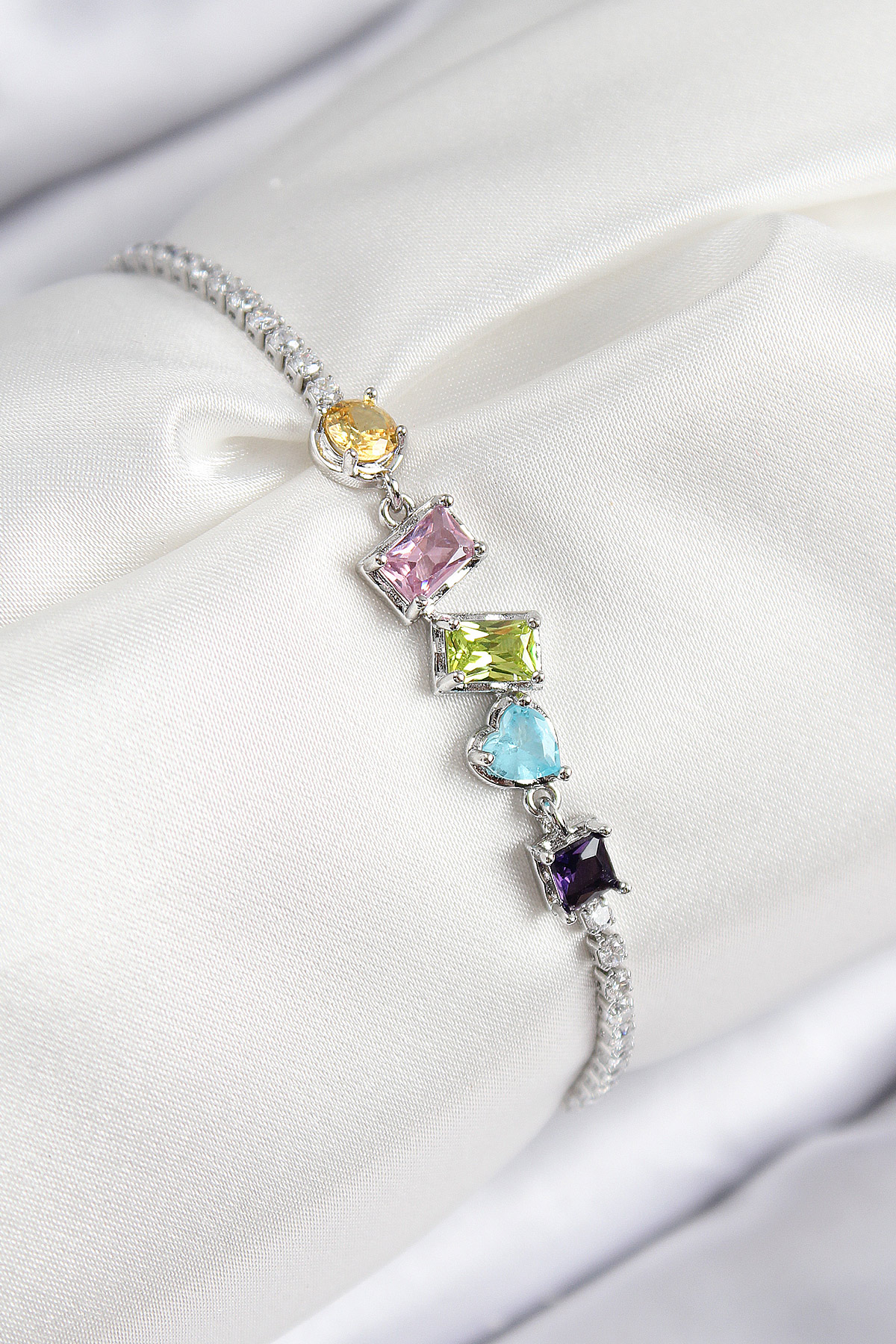 Pirinç Renkli Zirkon Taşlı Geometrik Model Gümüş Renk Kadın Bileklik