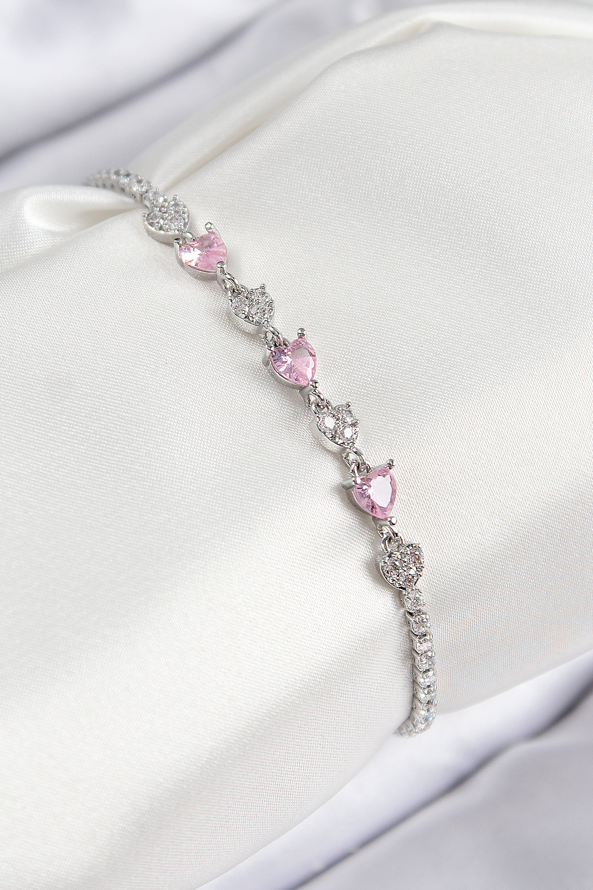 Pirinç Zirkon Taşlı Pembe Kalp Model Gümüş Renk Kadın Bileklik