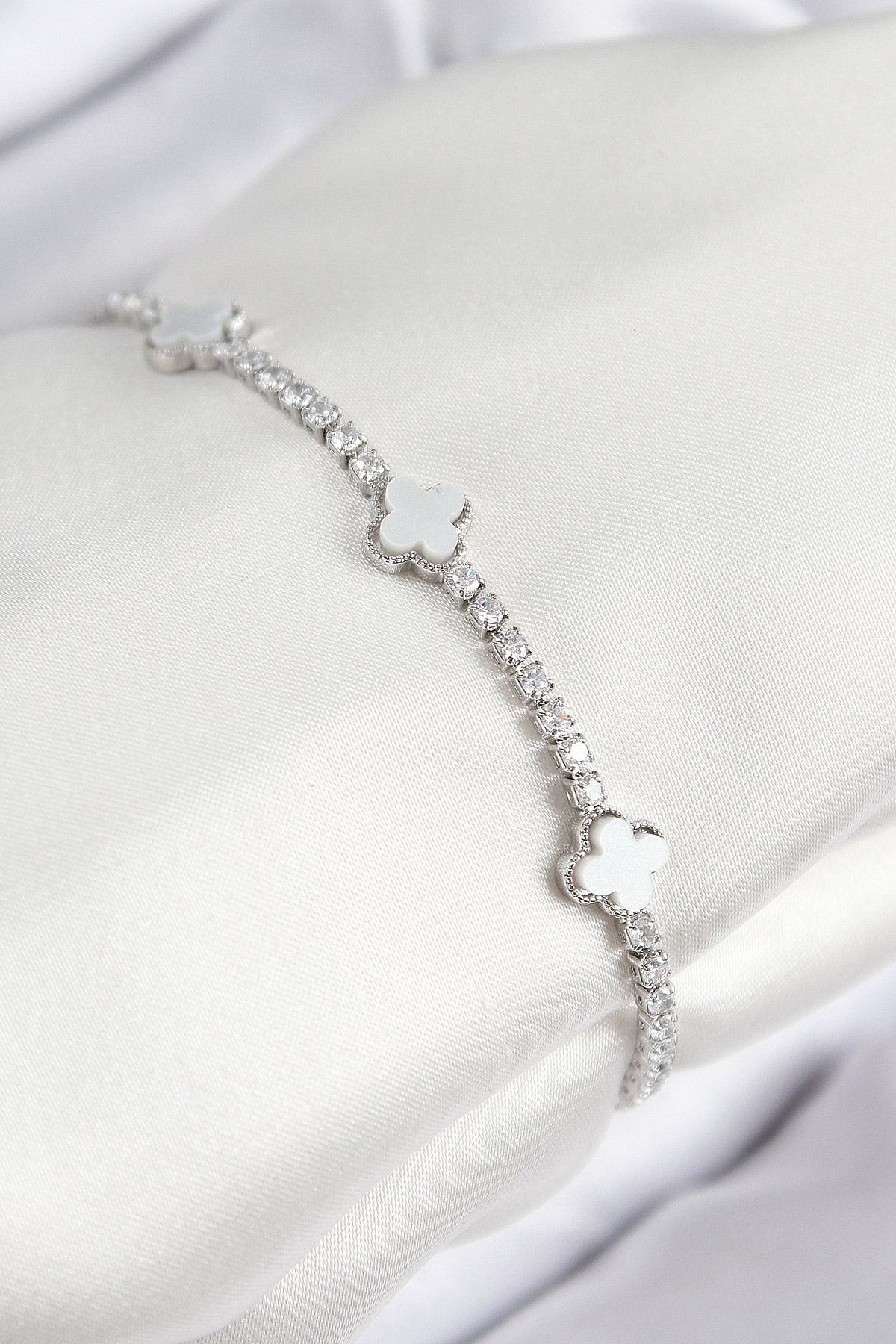 Pirinç Zirkon Taşlı Yonca Model Gümüş Renk Kadın Bileklik