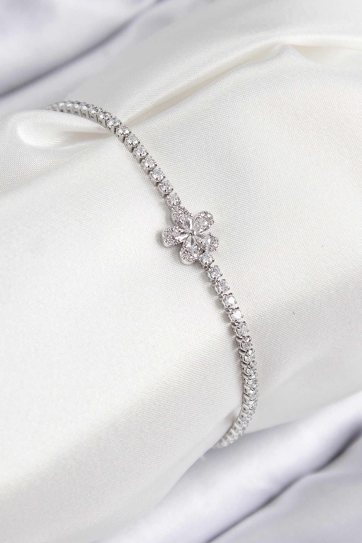 Pirinç Zirkon Taşlı Çiçek Model Gümüş Renk Kadın Bileklik