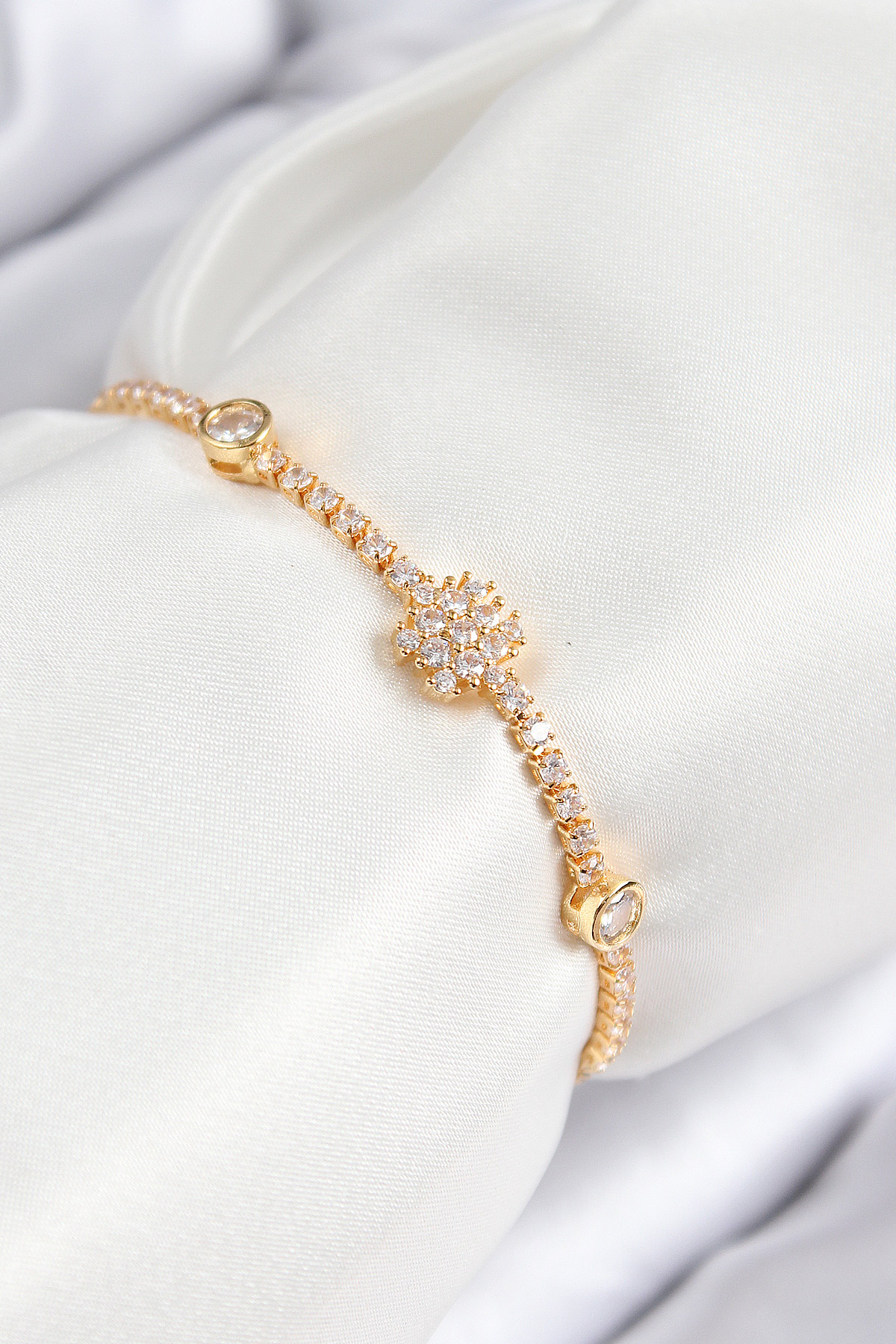 Pirinç Zirkon Taşlı Kar Tanesi Model Gold Renk Asansörlü Kadın Bileklik