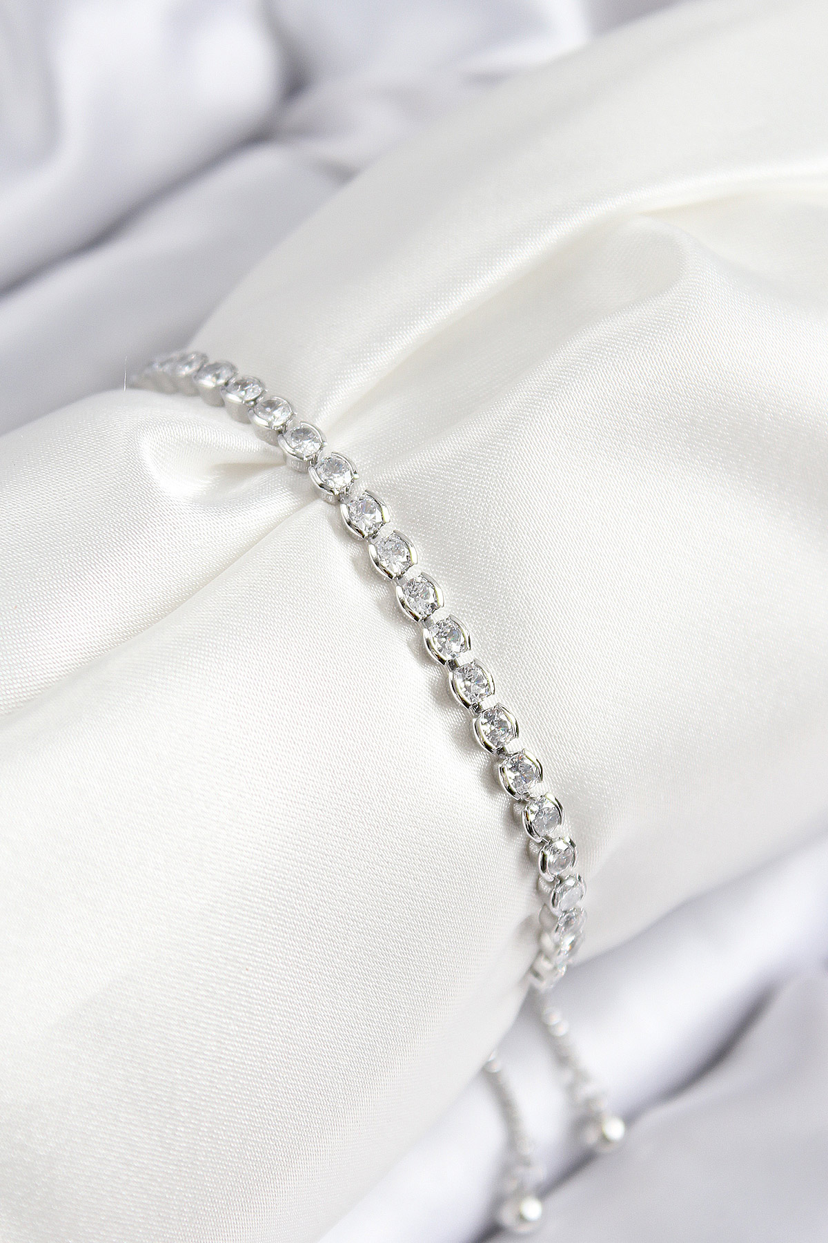 Pirinç Zirkon Taşlı Sıralı Model Gümüş Renk Asansörlü Kadın Bileklik