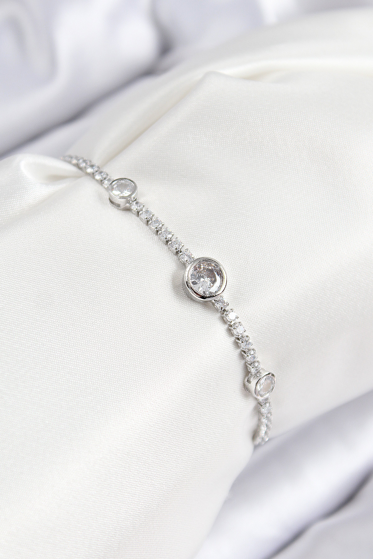 Pirinç Zirkon Taşlı Daire Model Gümüş Renk Asansörlü Kadın Bileklik