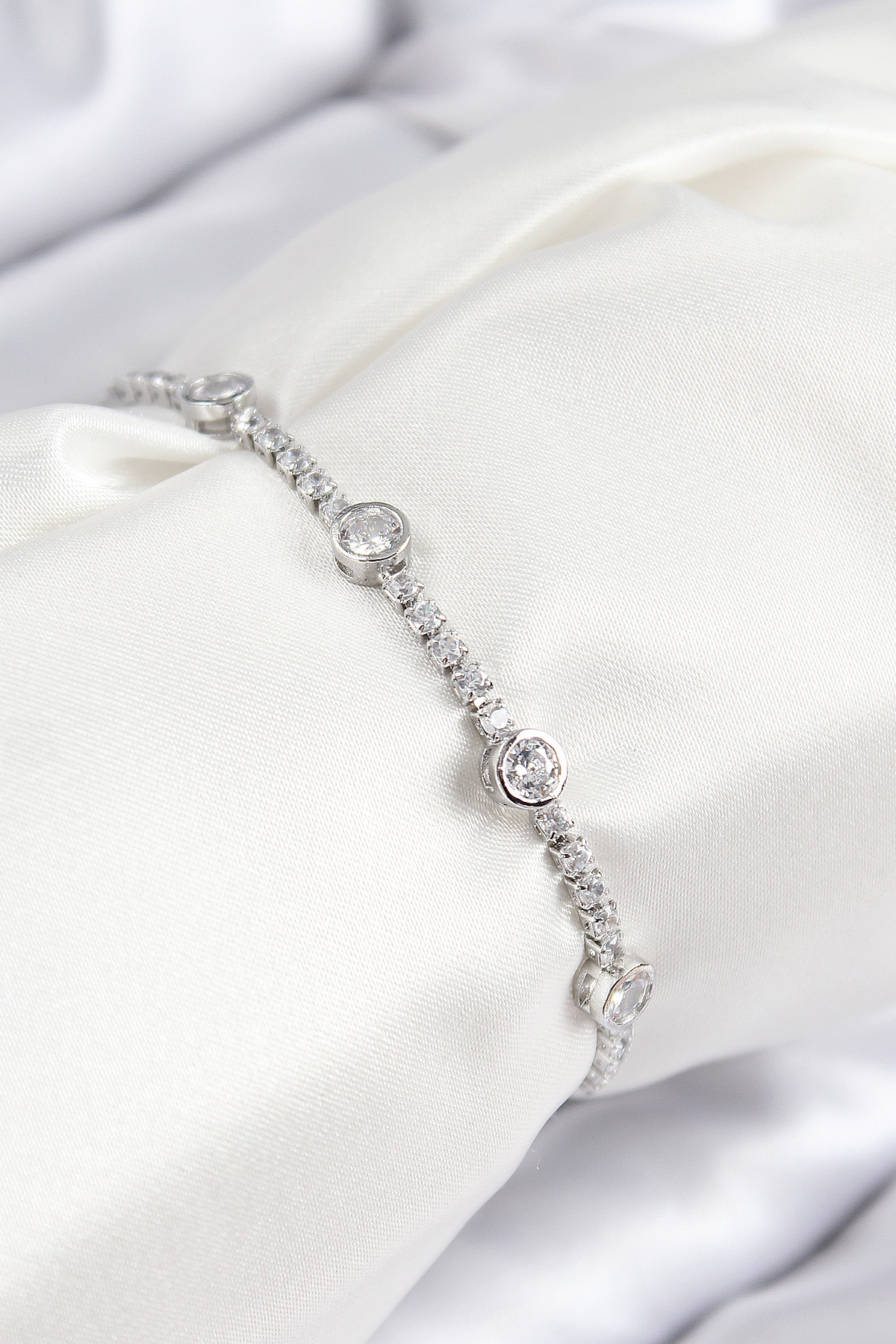 Pirinç Zirkon Taşlı Daire Model Gümüş Renk Asansörlü Kadın Bileklik