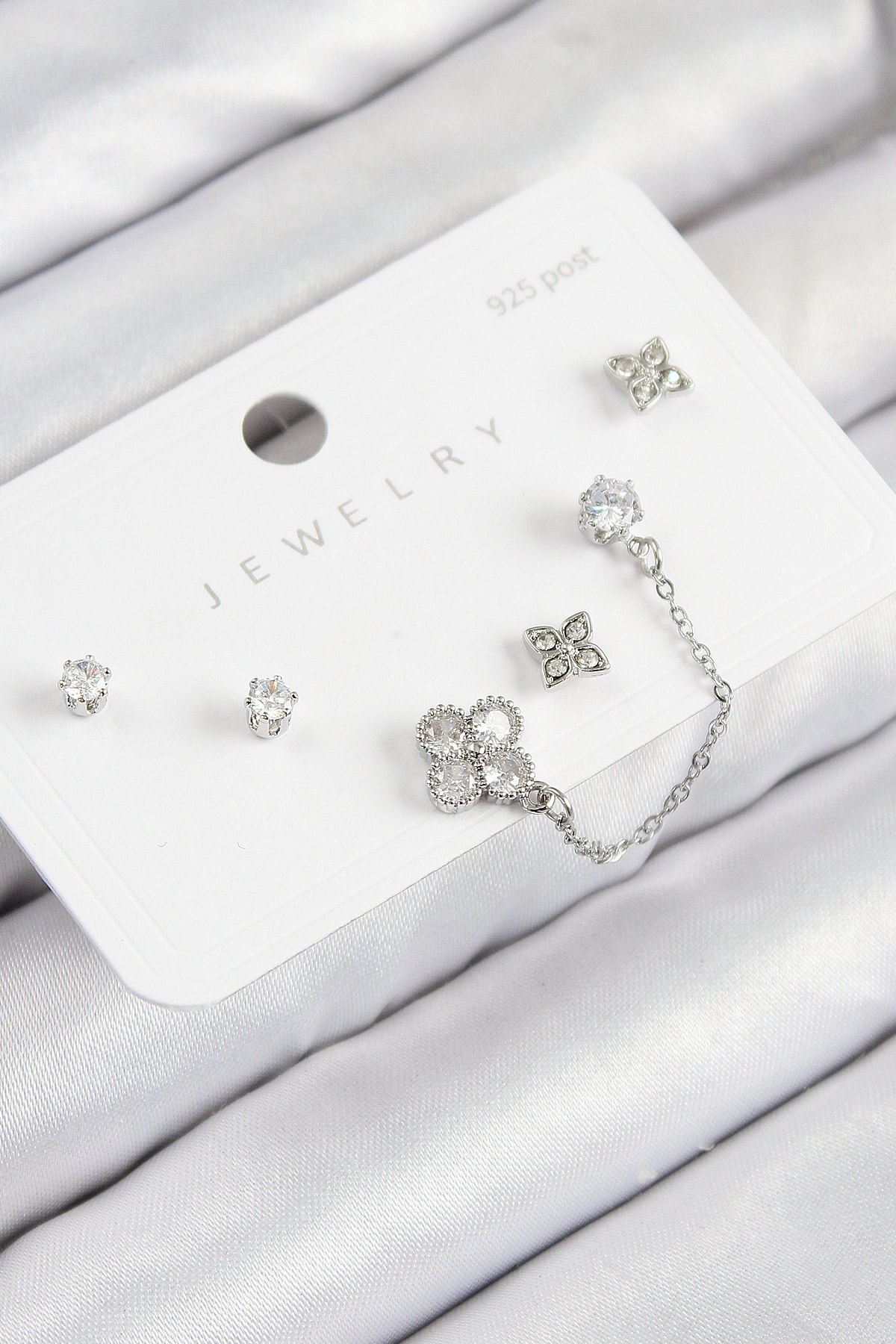 Pirinç Zirkon Taşlı Yonca Model  Renk 925 Ayar  Çivi Kadın Küpe Set