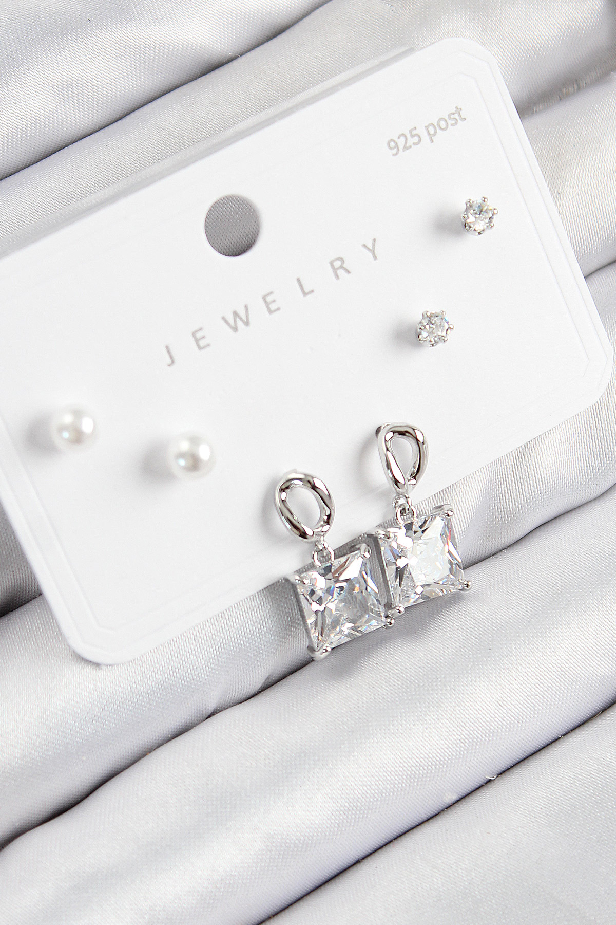 Pirinç Zirkon Taşlı Sallantılı Kare Model Gümüş Renk 925 Ayar Gümüş Çivi Kadın Küpe Set