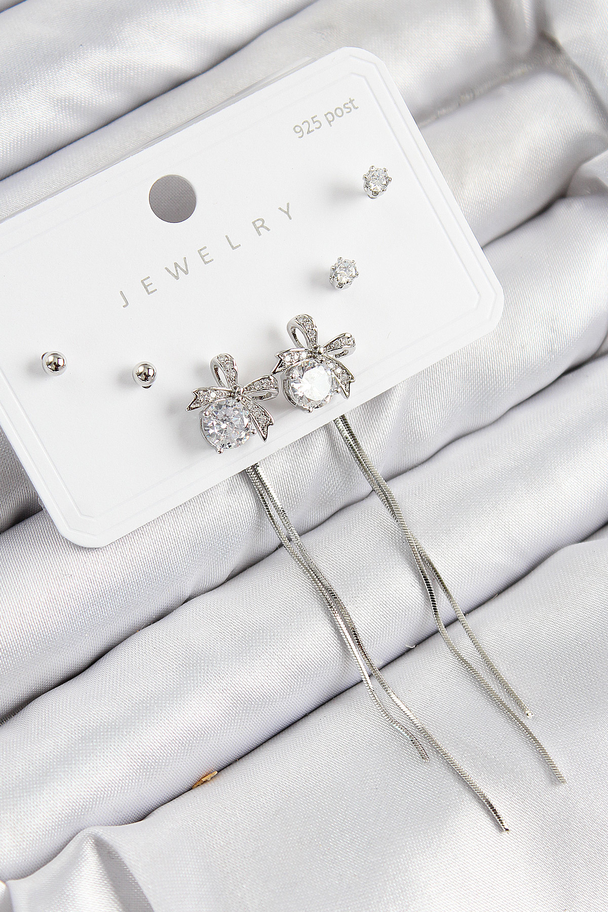 Pirinç Zirkon Taşlı Sallantılı Fiyonk Model Gümüş Renk 925 Ayar Gümüş Çivi Kadın Küpe Set