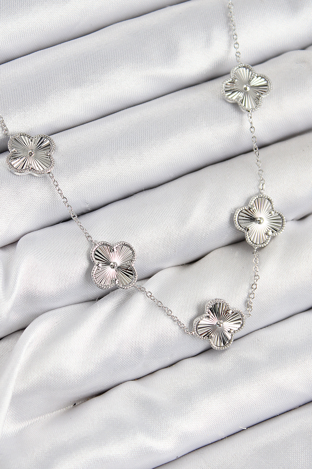 Pirinç VIP Yonca Model Gümüş Renk Kadın Kolye