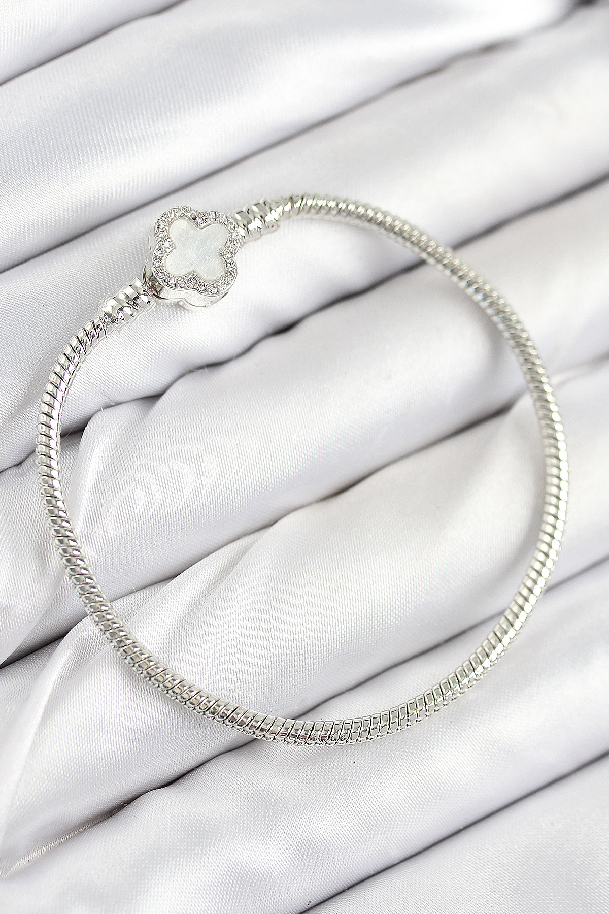 Pirinç Charm Zirkon Taşlı Yonca Model Gümüş Renk Kadın Bileklik