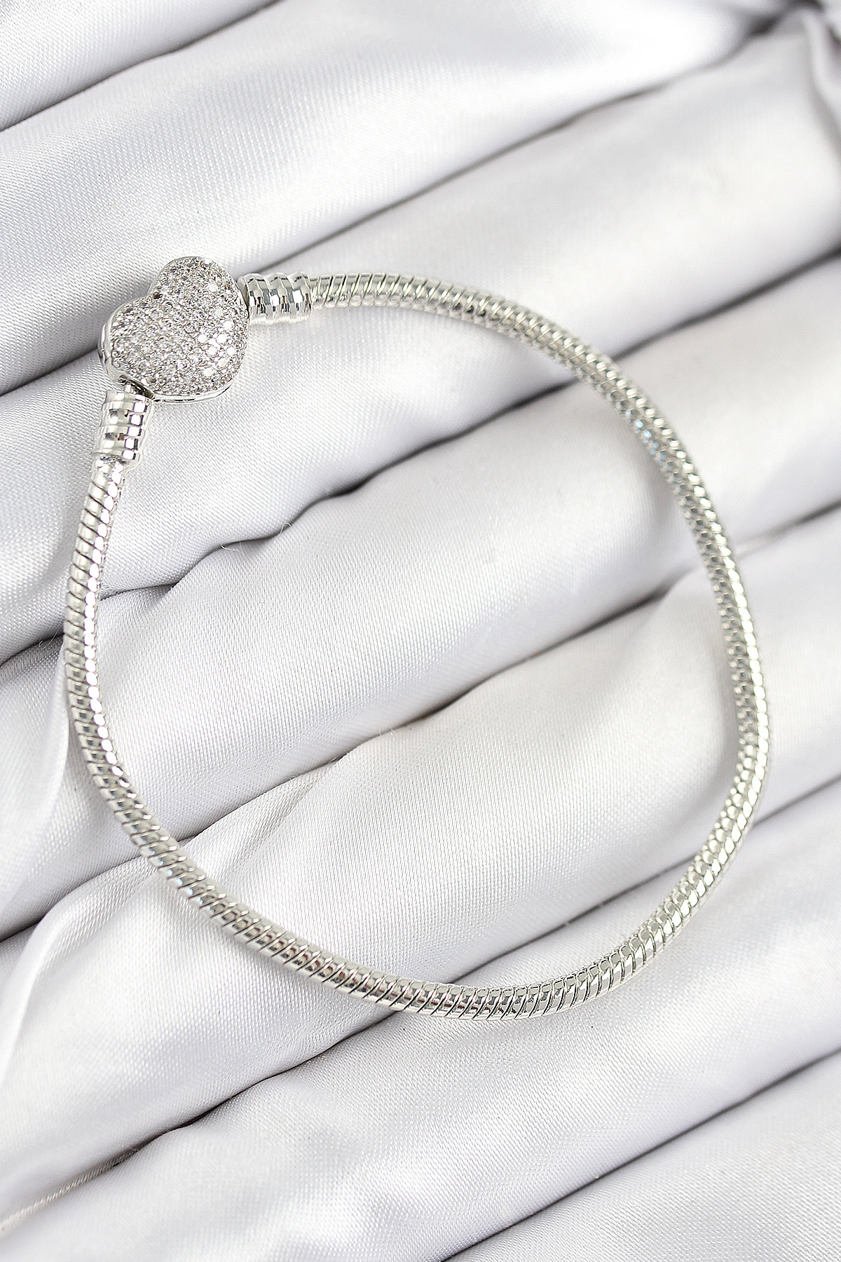 Pirinç Charm Zirkon Taşlı Kalp Model Gümüş Renk Kadın Bileklik