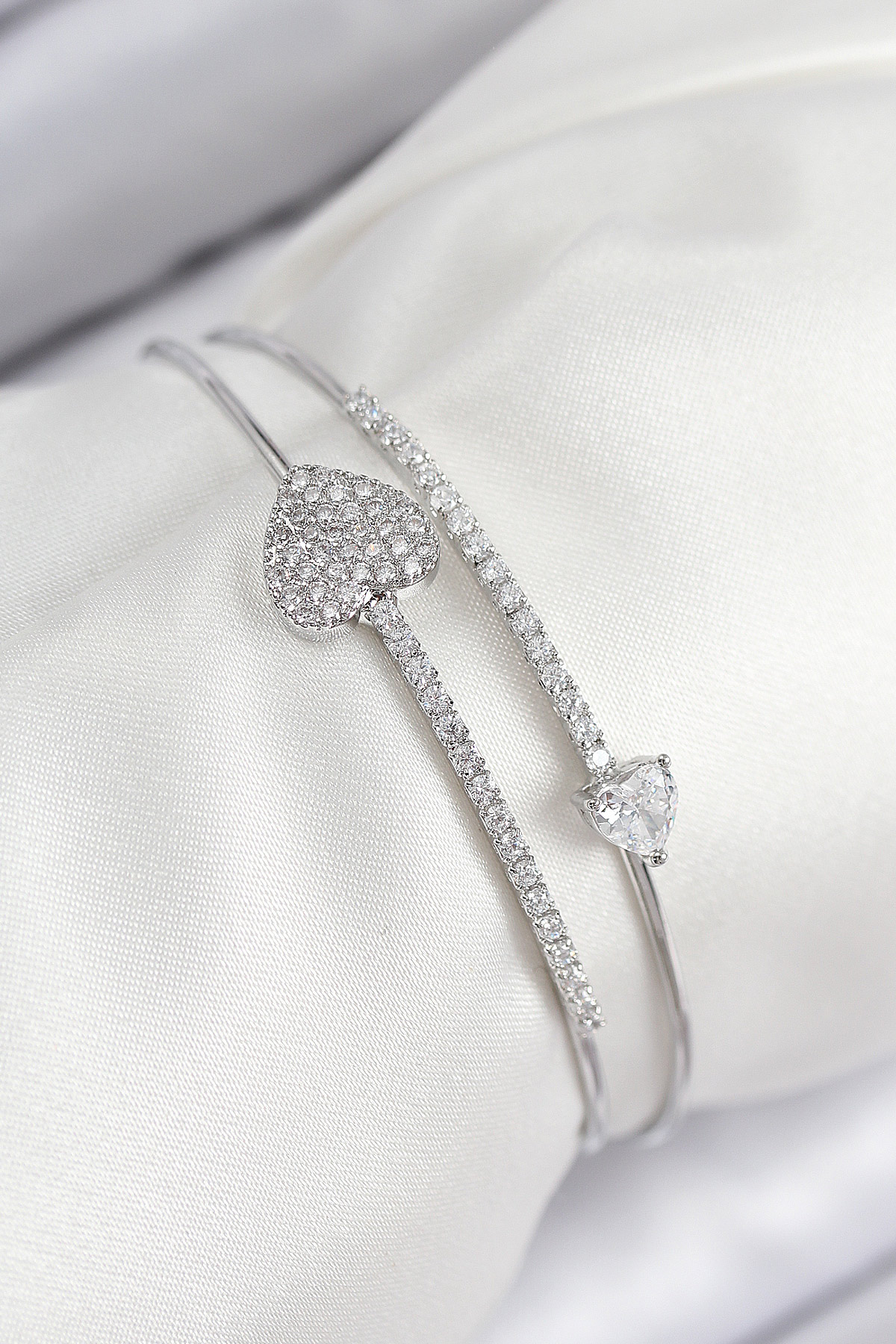 Pirinç Zirkon Taşlı Kalp Model Gümüş Renk Kadın Bileklik