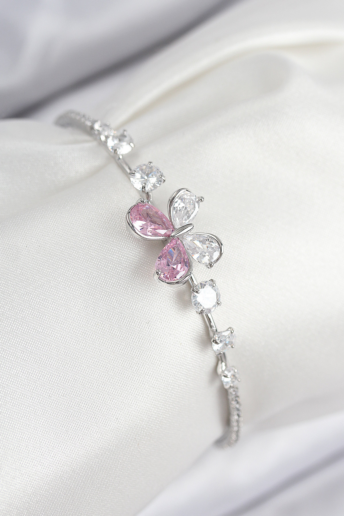 Pirinç Zirkon Taşlı Kelebek Model Gümüş Renk Kadın Bileklik